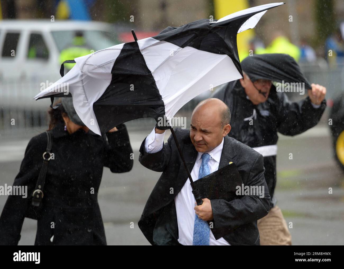 BOSTON, 15 aprile 2014 (Xinhua) -- Un uomo ha il suo ombrello crollato in forte vento e pioggia a Boston, Massachusetts, Stati Uniti, 15 aprile 2014. (Xinhua/Yin Bogu) US-BOSTON-STONG WIND PUBLICATIONxNOTxINxCHN Boston 15 aprile 2014 XINHUA un uomo ha il suo ombrello crollato in forte vento e pioggia a Boston Massachusetts Stati Uniti 15 aprile 2014 XINHUA Yin Bogu Stati Uniti Boston Stong Wind PUBLICATIONxNOTxINxCHN Foto Stock