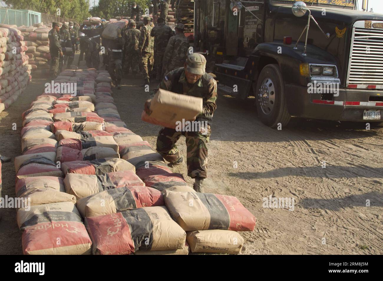 NAGAROTE, 15 aprile 2014 -- i soldati trasportano materiali da costruzione in aiuto alle persone colpite dai terremoti negli ultimi giorni nella città di Nagarote, del dipartimento di Leon, in Nicaragua, il 15 aprile 2014. Il governo nicaraguense ha iniziato lunedì a riparare o migliorare le 2.354 case colpite dai forti terremoti della scorsa settimana. (Xinhua/John Bustos)(ctt) NICARAGUA-NAGAROTE-ENVIRONMENT-EARTHQUAKE PUBLICATIONxNOTxINxCHN NAGAROTE 15 aprile 2014 soldati trasportano materiale da costruzione in aiuto alle celebrità colpite da terremoti negli ultimi giorni a NAGAROTE comune di Leon Dipartimento Nicaragua IL 15 aprile 2014 Foto Stock
