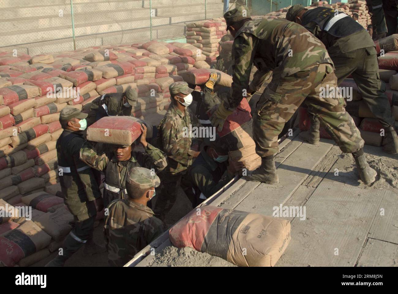 NAGAROTE, 15 aprile 2014 -- i soldati caricano un camion con materiali da costruzione in aiuto alle persone colpite dai terremoti negli ultimi giorni nella città di Nagarote, nel dipartimento di Leon, in Nicaragua, il 15 aprile 2014. Il governo nicaraguense ha iniziato lunedì a riparare o migliorare le 2.354 case colpite dai forti terremoti della scorsa settimana. (Xinhua/John Bustos)(ctt) NICARAGUA-NAGAROTE-ENVIRONMENT-EARTHQUAKE PUBLICATIONxNOTxINxCHN NAGAROTE 15 aprile 2014 soldati caricano un camion con materiale da costruzione in aiuto alle celebrità colpite da terremoti negli ultimi giorni a NAGAROTE città di Leon Dipartimento Ni Foto Stock