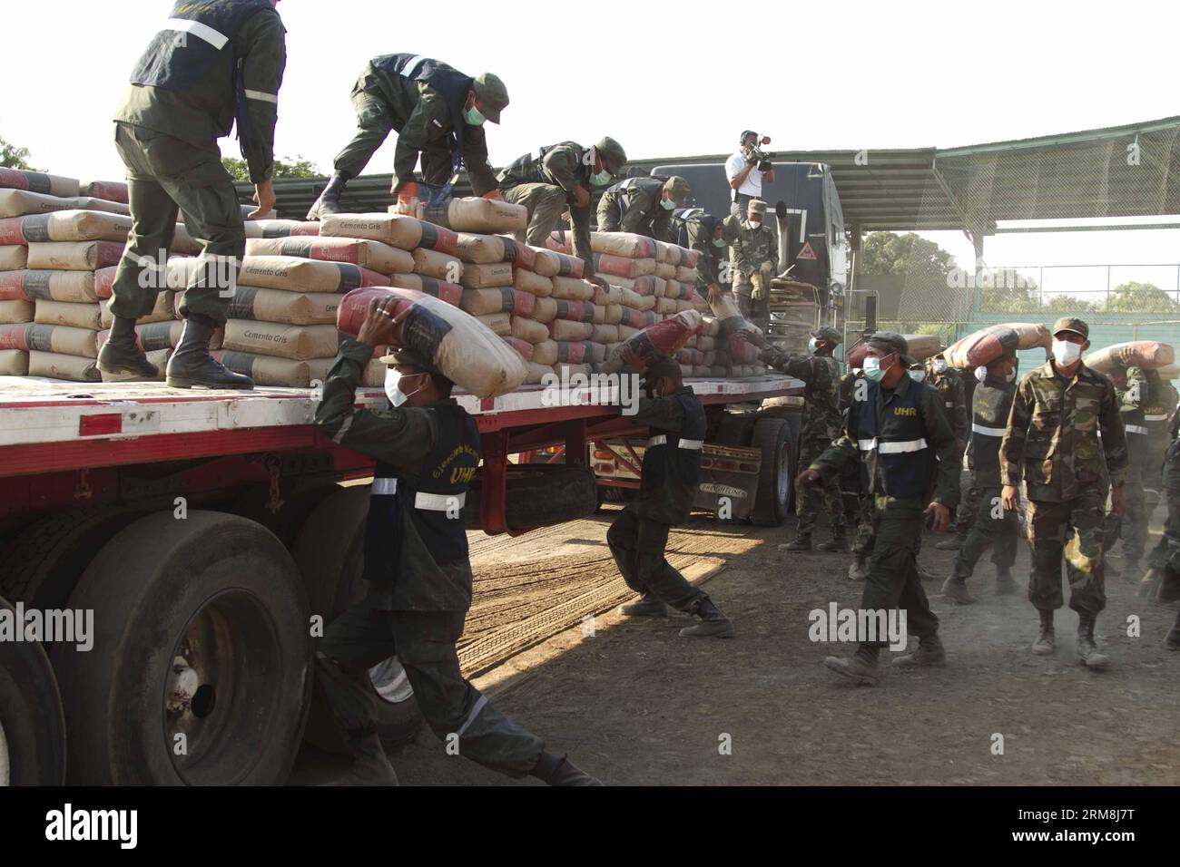 NAGAROTE, 15 aprile 2014 -- i soldati caricano un camion con materiali da costruzione in aiuto alle persone colpite dai terremoti negli ultimi giorni nella città di Nagarote, nel dipartimento di Leon, in Nicaragua, il 15 aprile 2014. Il governo nicaraguense ha iniziato lunedì a riparare o migliorare le 2.354 case colpite dai forti terremoti della scorsa settimana. (Xinhua/John Bustos)(ctt) NICARAGUA-NAGAROTE-ENVIRONMENT-EARTHQUAKE PUBLICATIONxNOTxINxCHN NAGAROTE 15 aprile 2014 soldati caricano un camion con materiale da costruzione in aiuto alle celebrità colpite da terremoti negli ultimi giorni a NAGAROTE città di Leon Dipartimento Ni Foto Stock