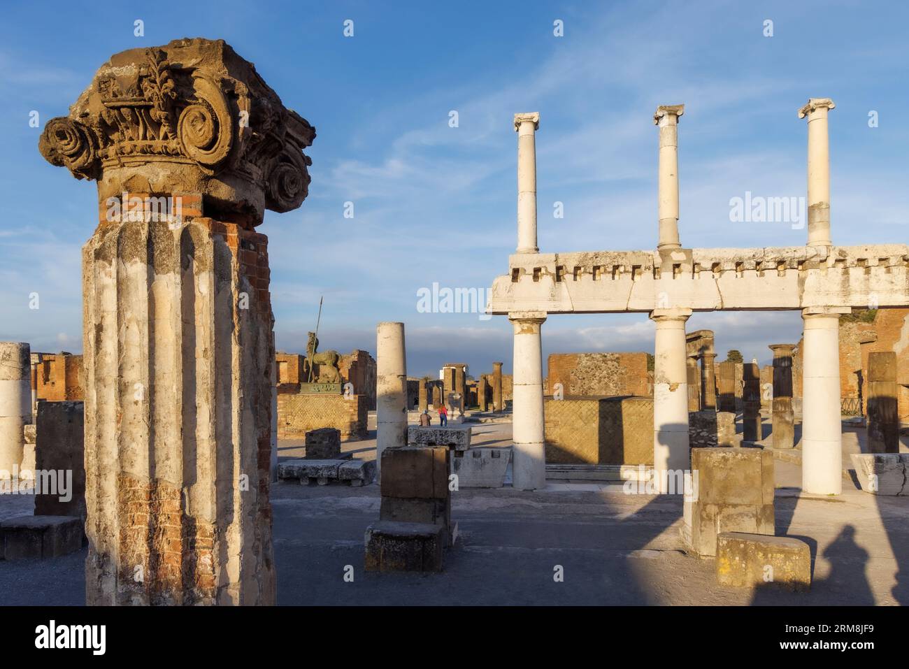 Sito archeologico di Pompei, Campania, Italia. Capitale della colonna nella Basilica. La forma è nota come ionica Pompeiana e sembra essere un mix di Foto Stock