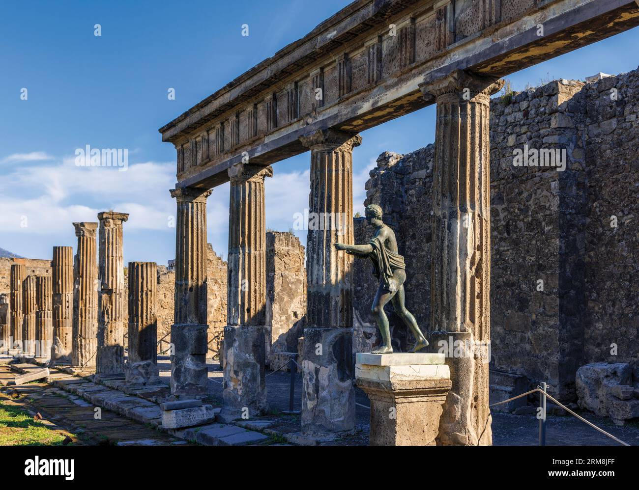 Sito archeologico di Pompei, Campania, Italia. Il Santuario di Apollo o Tempio di Apollo. Santuario di Apollo. Tempio di Apollo. Lo statu di bronzo Foto Stock