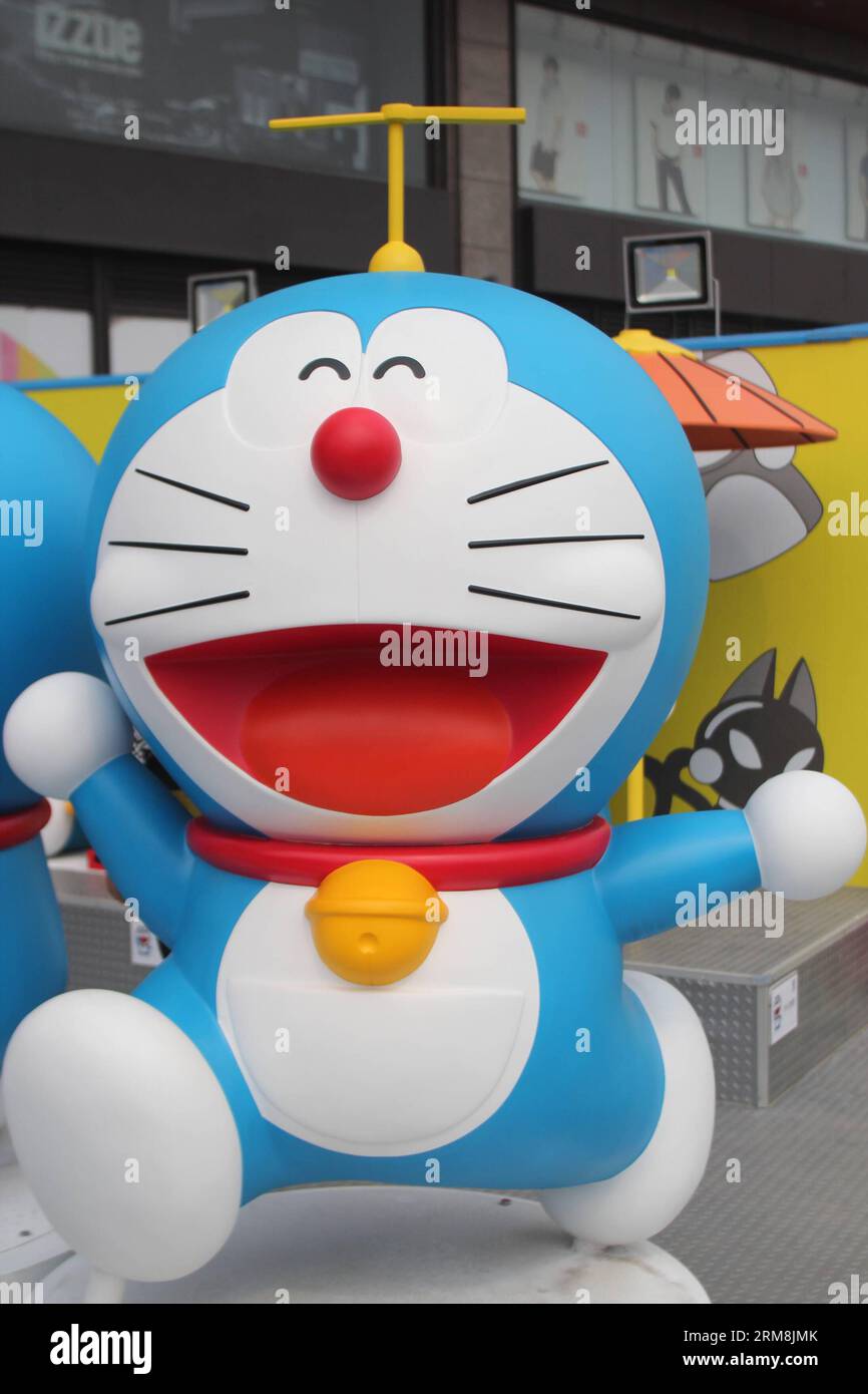 (140417) -- PECHINO, 17 aprile 2014 (Xinhua) -- Una figura di Doraemon che indossa un bambù-copter è esposta in una pre-mostra del 100 Doraemon Secret Gadgets Expo a Pechino, capitale della Cina, 17 aprile 2014. La mostra inizierà ufficialmente qui il 19 aprile e durerà fino al 22 giugno. Durante lo spettacolo verranno mostrate centinaia di figure Doraemon a grandezza naturale, ognuna delle quali con un gadget segreto distinto. Doraemon, un gatto robotico del XXII secolo, è stato un popolare personaggio anime sin dalla sua introduzione da parte del fumettista giapponese Fujiko Fujio nel 1969. (Xinhua/ma Ping) (lmm) CHINA-BEIJING-DORAEMON-EXHIB Foto Stock