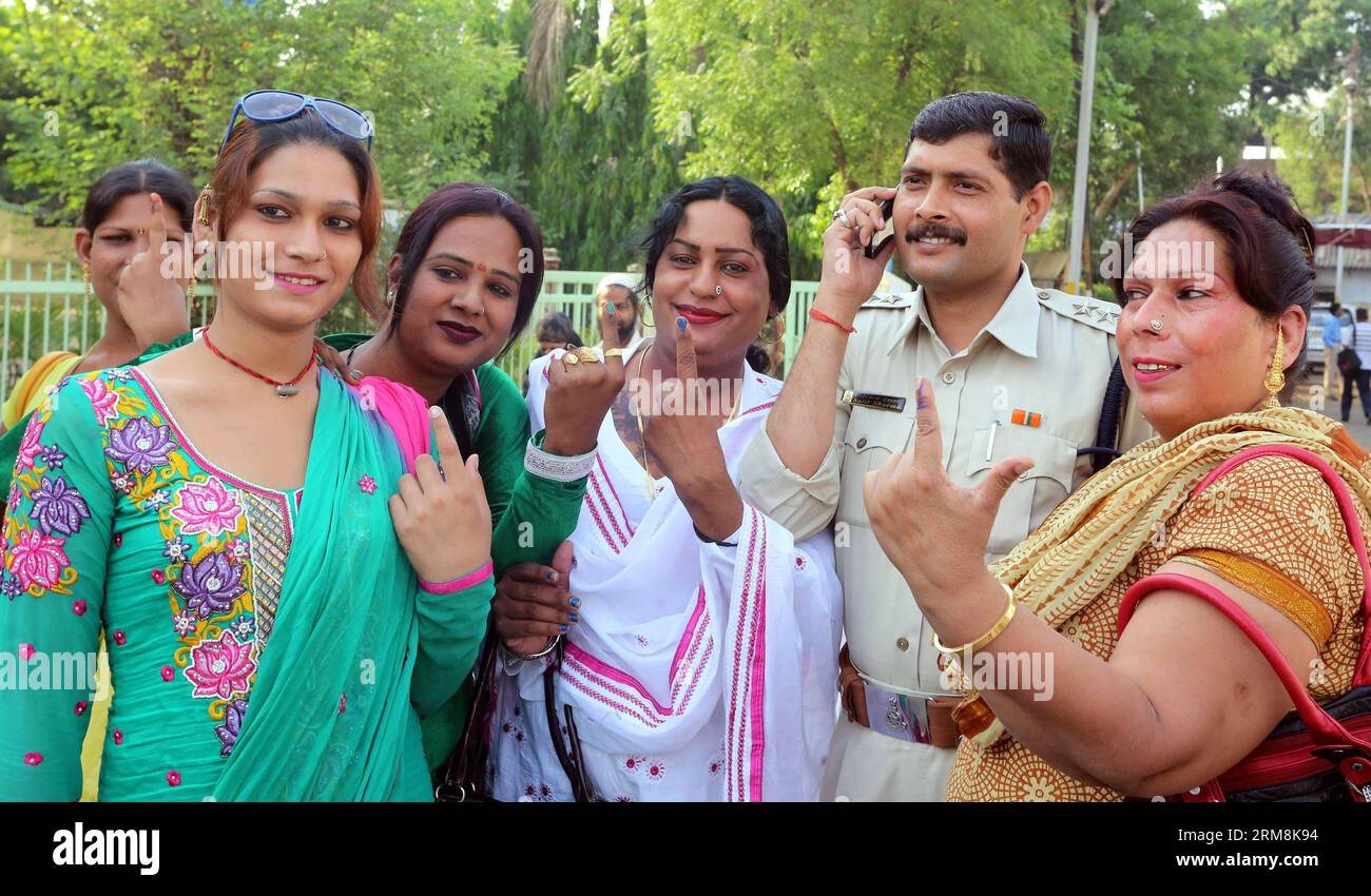 Gli elettori mostrano le loro dita inchiostrate dopo aver votato le schede elettorali durante le elezioni del parlamento indiano a Bhopal il 17 aprile 2014. (Xinhua/Stringer) INDIA-ELEZIONI DEL PARLAMENTO PUBLICATIONxNOTxINxCHN elettori mostrano le loro dita inchiostrate dopo aver lanciato le schede elettorali durante le ELEZIONI del Parlamento indiano a Bhopal 17 aprile 2014 XINHUA Stringer India ELEZIONI del Parlamento PUBLICATIONxNOTxINxCHN Foto Stock