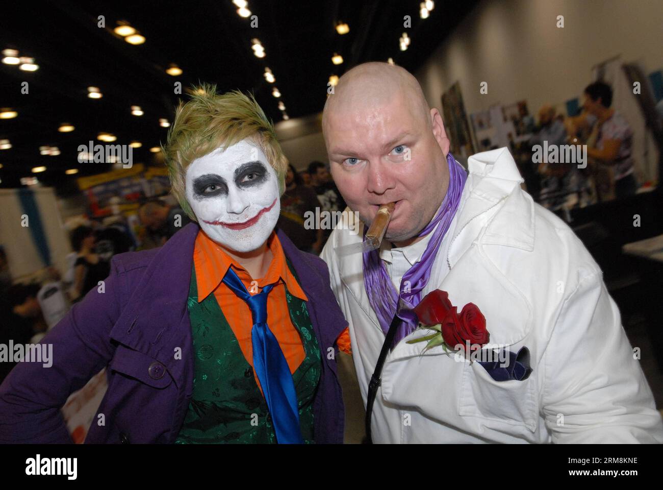 Le persone vestite come i loro personaggi preferiti posano durante il fan Expo 2014 a Vancouver, Canada, 18 aprile 2014. Fan Expo è un convegno annuale di fan multigenere, che presenta fumetti, fantascienza/fantasy e film/televisione e le relative arti popolari Questa convenzione è una delle più grandi del suo genere al mondo. (Xinhua/Sergei Bachlakov) CANADA-VANCOUVER-FAN EXPO 2014 PUBLICATIONxNOTxINxCHN celebrità vestite come i loro personaggi preferiti si pongono durante l'EXPO supporter 2014 a Vancouver Canada 18 aprile 2014 Supporters EXPO È all'Annual Multi Genre Supporters Convention che presenta Comic B. Foto Stock