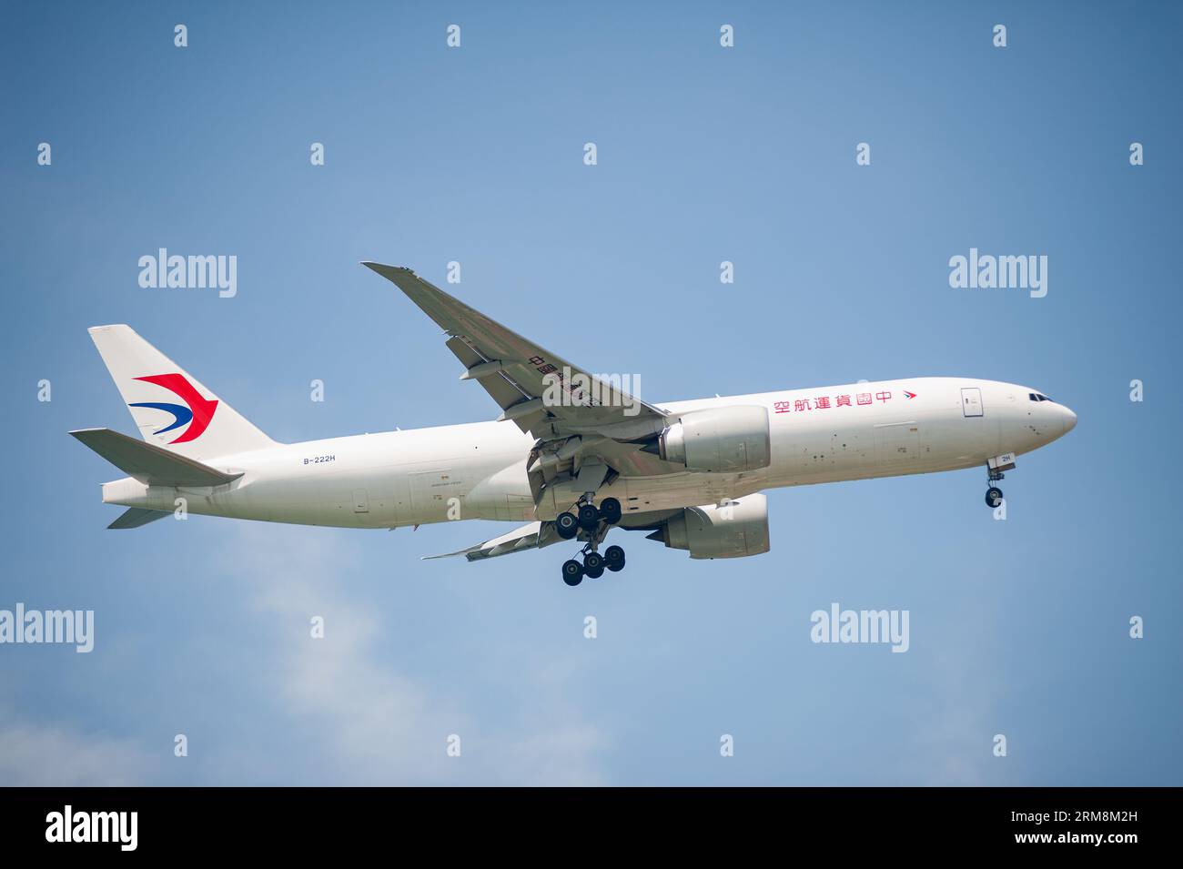 30.07.2023, Singapore, Repubblica di Singapore, Asia - Un aeromobile cargo Boeing 777-200F operato da China Cargo Airlines atterra all'aeroporto di Changi. Foto Stock