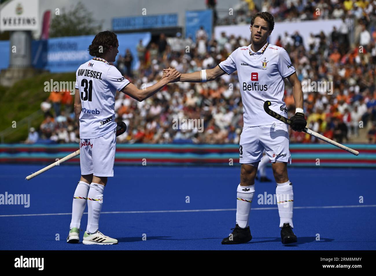 Monchengladbach, Germania. 27 agosto 2023. L'Arno Van Dessel belga e il belga Nicolas de Kerpel nella foto dopo una partita di hockey tra la nazionale belga di hockey maschile Red Lions e la Germania, domenica 27 agosto 2023 a Monchengladbach, in Germania, il terzo posto dei campionati europei di hockey maschile. I campionati EuroHockey 2023 si svolgono dal 18 al 27 agosto 2023. BELGA PHOTO DIRK WAEM Credit: Belga News Agency/Alamy Live News Foto Stock