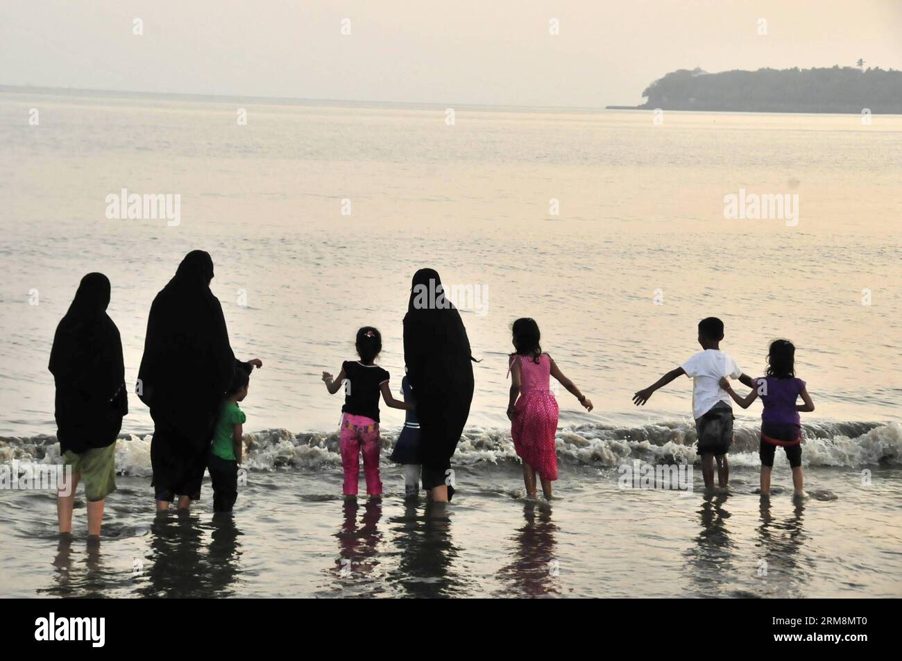 MUMBAI, 20 aprile 2014 - le persone si godono il tempo libero a Chowpatty Beach, nella parte meridionale di Mumbai, India, 20 aprile 2014. (Xinhua/Wang Ping) INDIA-MUMBAI-BEACH PUBLICATIONxNOTxINxCHN Mumbai 20 aprile 2014 le celebrità si godono il tempo libero A Patty Chow Beach nel sud di Mumbai India 20 aprile 2014 XINHUA Wang Ping India Mumbai Beach PUBLICATIONxNOTxINxCHN Foto Stock