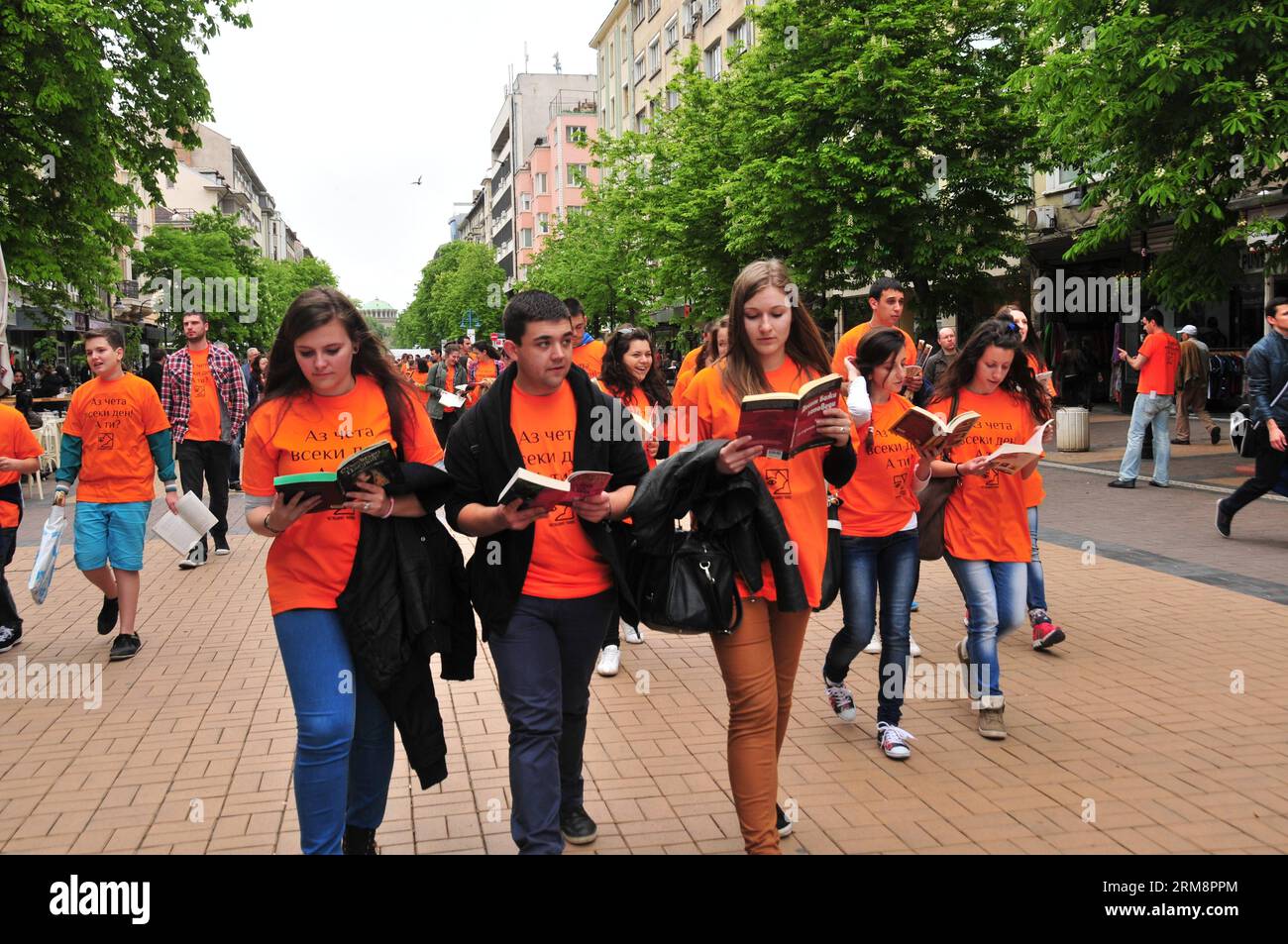 (140423) -- SOFIA, 23 aprile 2014 (Xinhua) -- le persone partecipano a un'attività della giornata Mondiale del Libro a Sofia, Bulgaria, il 23 aprile 2014. La gente ha allestito una libreria su un autobus per celebrare la giornata Mondiale del Libro a Sofia. La giornata mondiale del libro è commemorata il 23 aprile, con l'obiettivo di promuovere la lettura, promuovere l'industria editoriale e proteggere la proprietà intellettuale nei diritti d'autore. (Xinhua/Yang Xiying) BULGARIA-SOFIA-MOBILE LIBRERIA PUBLICATIONxNOTxINxCHN Sofia 23 aprile 2014 le celebrità di XINHUA prendono parte a un'attività della giornata Mondiale del Libro a Sofia Bulgaria IL 23 aprile 2014 le celebrità hanno creato una libreria in un autobus per Mark T. Foto Stock