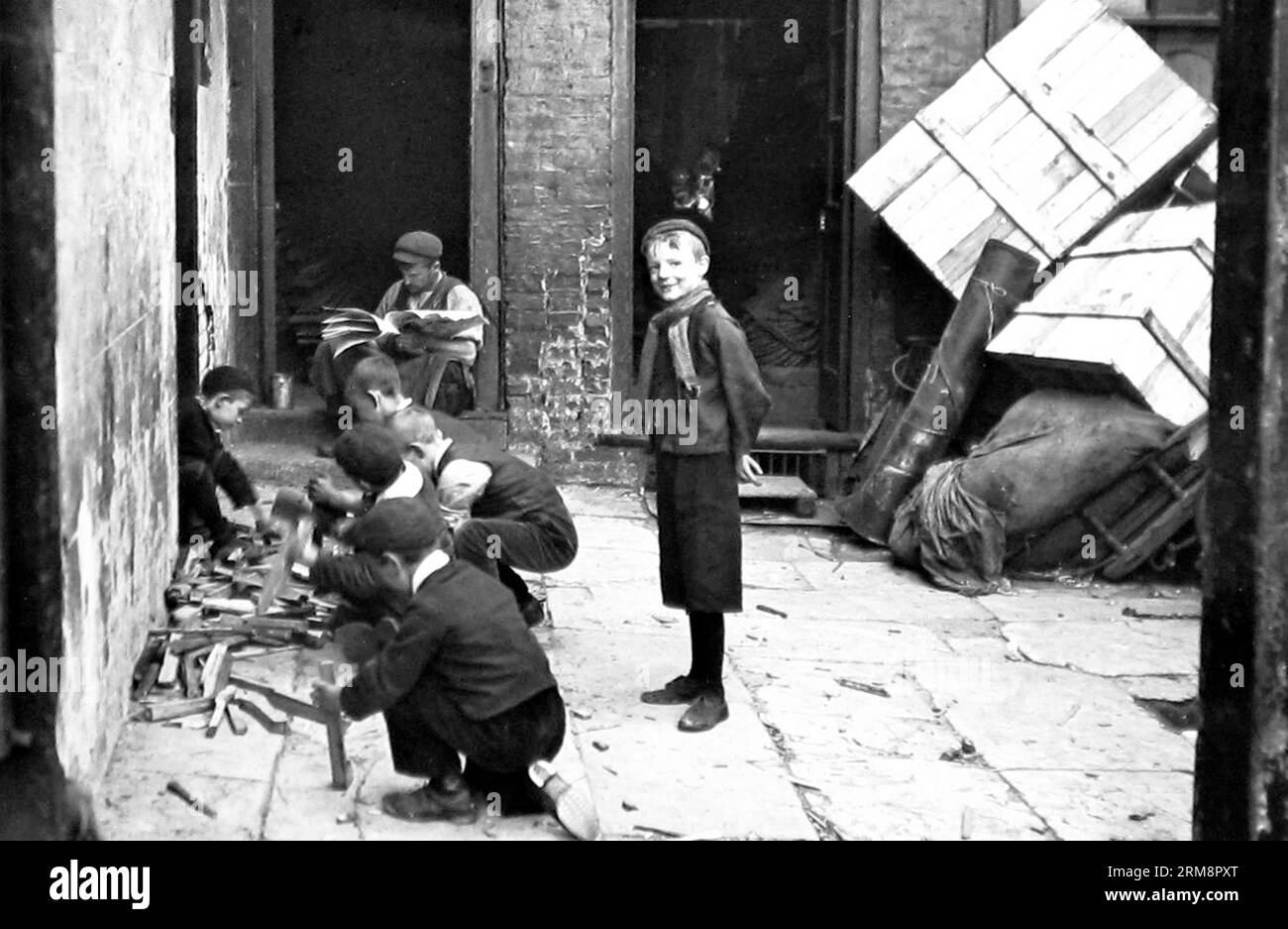 Bambini che tagliano legna per fare l'accensione, Smithfield, Londra, periodo vittoriano Foto Stock