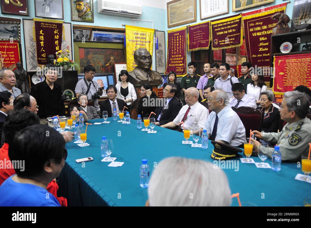 (140424) -- HANOI, 24 aprile 2014 (Xinhua) -- colloqui con la delegazione cinese con la famiglia vietnamita del generale Vo Nguyen Giap nella capitale del Vietnam Hanoi il 24 aprile 2014. Una delegazione di ex esperti cinesi e le loro famiglie hanno visitato la residenza del defunto generale vietnamita Vo Nguyen Giap ad Hanoi e hanno incontrato i membri della famiglia di Giap. (Xinhua/Zhang Jianhua) VIETNAM-HANOI-CINA-VISIT PUBLICATIONxNOTxINxCHN Hanoi 24 aprile 2014 la delegazione cinese di XINHUA colloqui con la famiglia vietnamita del defunto generale vo Nguyen Giap nella capitale del Vietnam Hanoi IL 24 aprile 2014 una delegazione cinese ex e Foto Stock