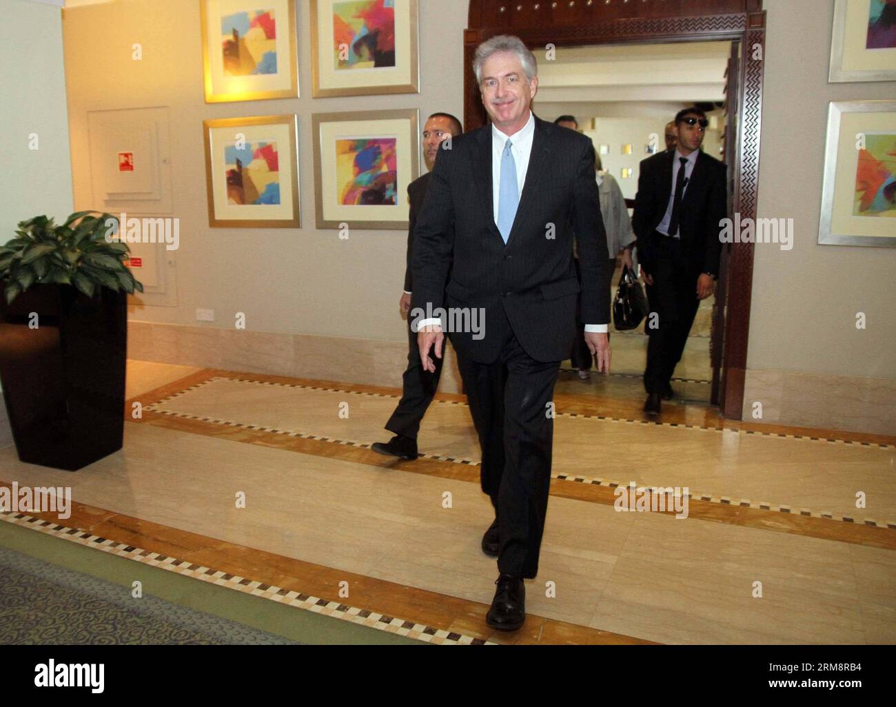 140424 -- TRIPOLI, 24 aprile 2014 Xinhua -- Vice Segretario di Stato americano William Burns arriva nella sala conferenze di Tripoli, Libia, 24 aprile 2014. Il vicesegretario di Stato americano William ha detto che gli Stati Uniti combatteranno il terrorismo al fianco del popolo libico rafforzando l'esercito e la polizia libici. Xinhua/Hamza Turkiazhf LIBIA-TRIPOLI-US-VISIT PUBLICATIONxNOTxINxCHN Foto Stock