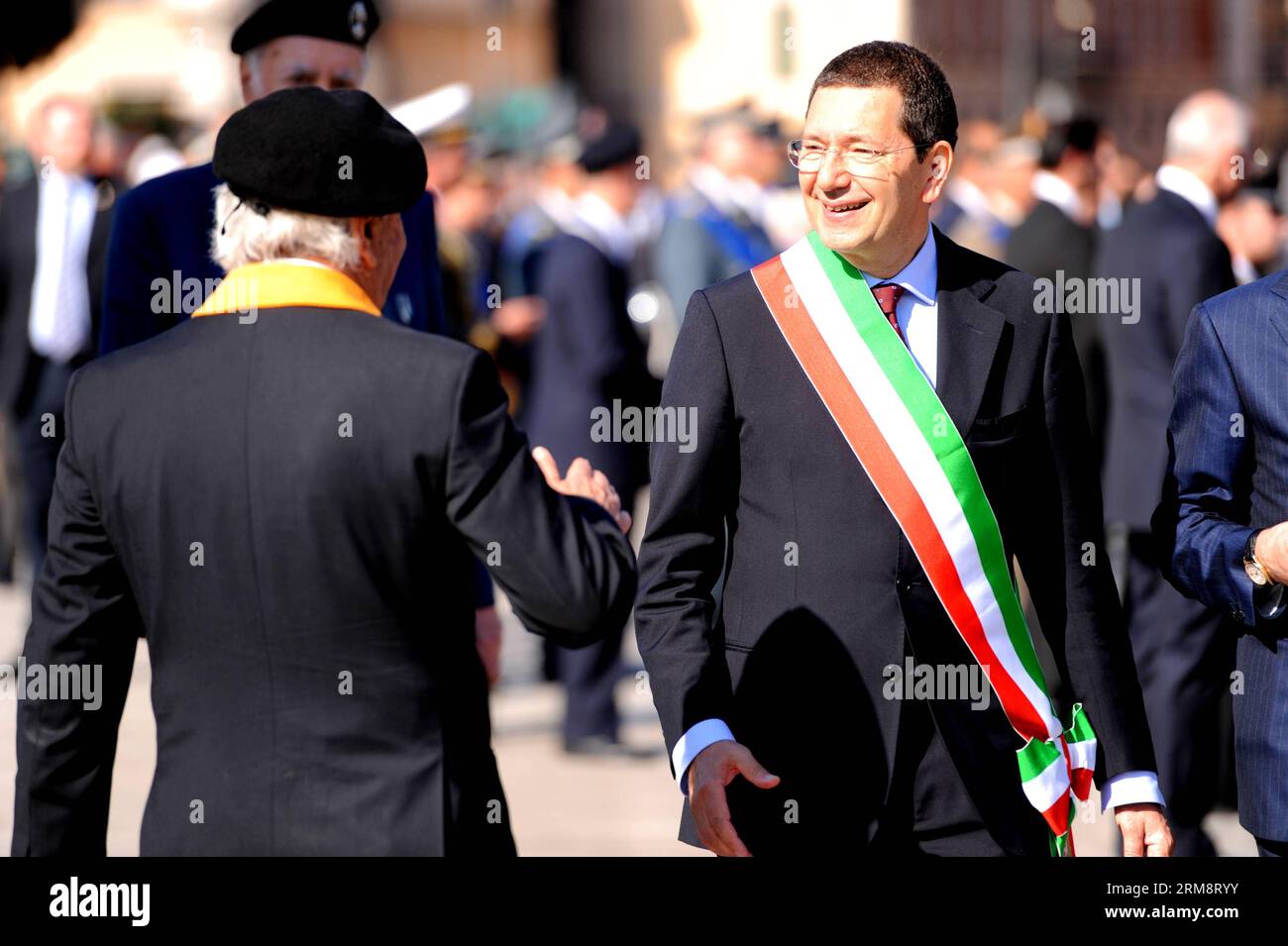 (140425) -- ROMA, 25 aprile 2014 (Xinhua) -- il sindaco Ignazio Marino (R) di Roma partecipa alla cerimonia di posa della corona per commemorare la 69a giornata della Liberazione all'altare della Patria a Roma, capitale d'Italia, il 25 aprile 2014. (Xinhua/Xu Nizhi) ITALIA-ROMA-FESTA DELLA LIBERAZIONE PUBLICATIONxNOTxINxCHN Roma aprile 25 2014 XINHUA Roma IL sindaco Ignazio Marino r partecipa alla cerimonia di deposizione commemorativa di Ting la 69a giornata della Liberazione PRESSO l'altare della Patria a Roma capitale d'Italia IL 25 2014 aprile XINHUA XU Nizhi Italia Roma giornata della Liberazione PUBLICATIONxNOTxINCHN Foto Stock