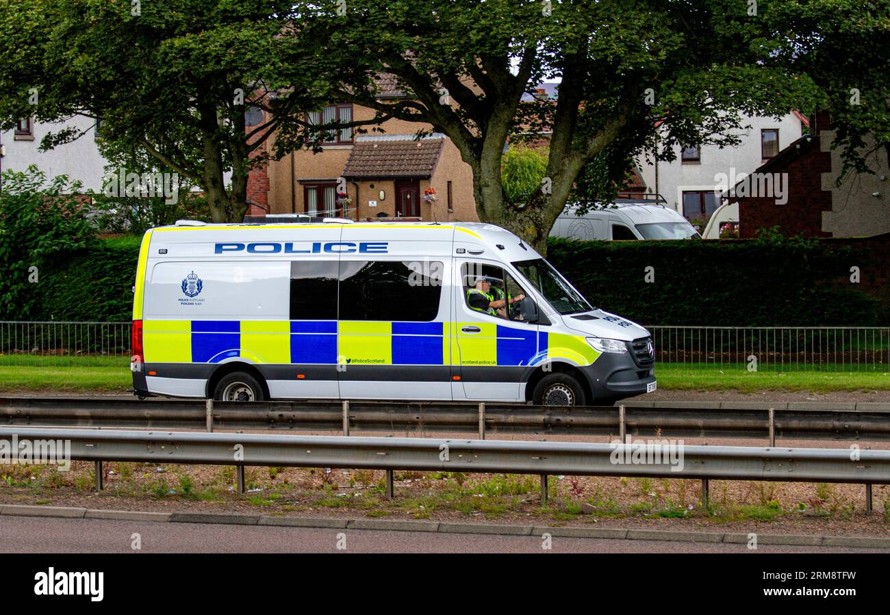 Dundee, Tayside, Scozia, Regno Unito. 27 agosto 2023. Tempo nel Regno Unito: Il fine settimana festivo porta il sole caldo e luminoso, con alti circa 22°C. Gli agenti della polizia scozzese stanno svolgendo i loro compiti domenicali mentre attraversano la Kingsway West Dual Carriage di Dundee. Le statistiche suggeriscono che Dundee abbia il più alto tasso di criminalità in Scozia fino ad oggi. Crediti: Dundee Photographics/Alamy Live News Foto Stock