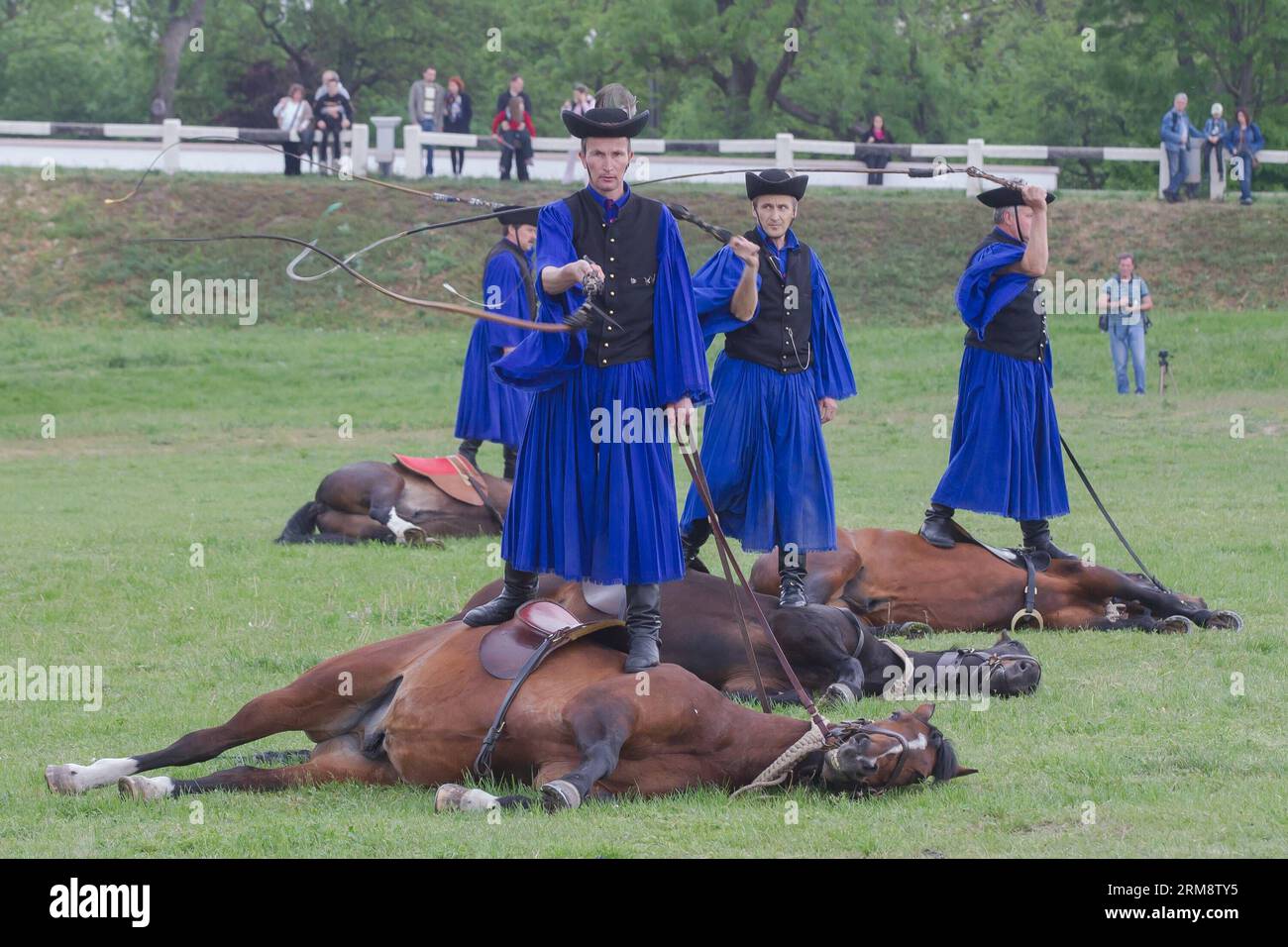 (140426) -- HORTOBAGY, 26 aprile 2014 (Xinhua) -- i cavalieri in piedi sui cavalli si esibiscono con le fruste durante una celebrazione che segna l'inizio di una nuova stagione di pascolo nelle grandi Pianure ungheresi a Hortobagy, Ungheria orientale, il 26 aprile 2014. (Xinhua/Attila Volgyi) UNGHERIA-HORTOBAGY-FOLK TRADITION-NEW PASCOLO STAGIONE PUBLICATIONxNOTxINxCHN Hortobagy aprile 26 2014 XINHUA Horsemen Thing ON Horsemen Hortobagy Hortobagy Hortobagy Ungheria Orientale IL 26 2014 aprile XINHUA Attila VOLGYI Hungary Hortobagy Folk Tradition ne Foto Stock