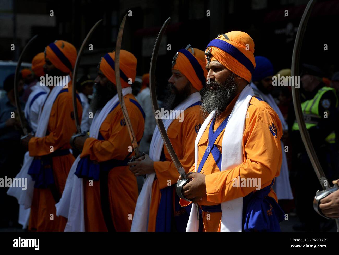 (140426) -- NEW YORK, 26 aprile 2014 (Xinhua) -- Sikh People attend Sikh Parade a Manhattan, New York City, Stati Uniti, il 26 aprile 2014. L'annuale NYC Sikh Parade tenutasi a Manhattan è una celebrazione del Vaisakhi Day e si svolge nel mese di aprile corrispondente al calendario sikhismo Nanakshahi mese di Vaisakh. (Xinhua/Wang lei) US-NEW YORK-CULTURE-SIKH PARADE PUBLICATIONxNOTxINxCHN New York aprile 26 2014 le celebrità di XINHUA Sikh partecipano alla Sikh Parade a Manhattan New York City negli Stati Uniti IL 26 2014 aprile l'annuale NYC Sikh Parade Hero a Manhattan È una celebrazione del Vaisakhi Day Foto Stock