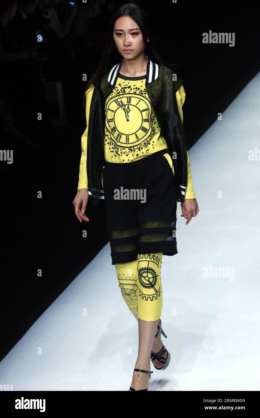 Un modello presenta una creazione progettata dal laureato della Wuhan Textile University durante la China Graduate Fashion Week 2014 a Pechino, capitale della Cina, il 27 aprile 2014. (Xinhua/li Mingfang) (ry) CHINA-BEIJING-GRADUATE FASHION WEEK (CN) PUBLICATIONxNOTxINxCHN un modello presenta una creazione progettata da Graduate dell'Università TESSILE di Wuhan durante la China Graduate Fashion Week 2014 a Pechino capitale della Cina aprile 27 2014 XINHUA ha lasciato Mingfang Ry China Beijing Graduate Fashion Week CN PUBLICATIONXNOTXINXCHN Foto Stock