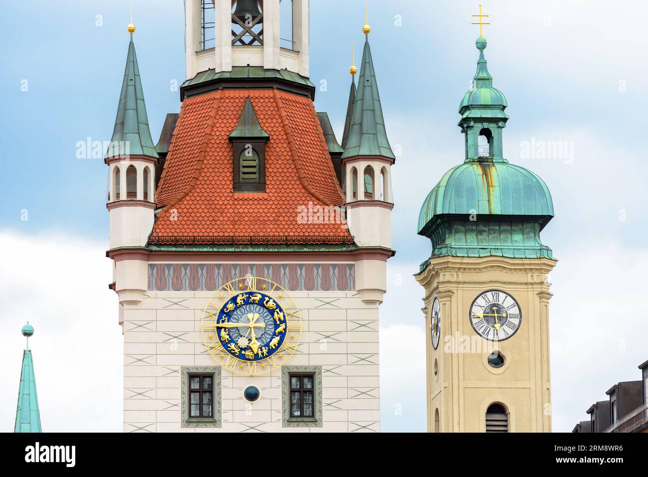 Primo piano della Torre dell'orologio del Municipio vecchio (Rathaus), Monaco, Baviera, Germania. E' il punto di riferimento di Monaco situato in piazza Marienplatz. Dettaglio di Gothic bu Foto Stock