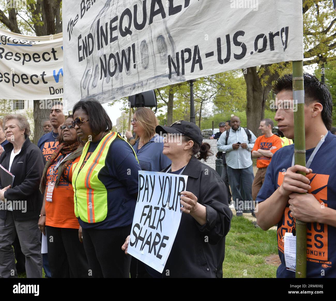 WASHINGTON D.C., 28 aprile 2014 (Xinhua) -- Un gruppo di lavoratori interessati e membri della National Domestic Workers Alliance, National Peoples Action e The Restaurant Opportunities Center United mettono in scena una protesta contro la disuguaglianza di reddito e il crescente divario tra ricchi e poveri americani di fronte al Campidoglio a Washington D.C., capitale degli Stati Uniti, il 28 aprile 2014. (Xinhua/Bao dandan) US-WASHINGTON-MINIMUM WAGE RALLY PUBLICATIONxNOTxINxCHN Washington D C aprile 28 2014 XINHUA un gruppo di lavoratori interessati e membri della National Domestic Workers Alliance National Peoples A Foto Stock