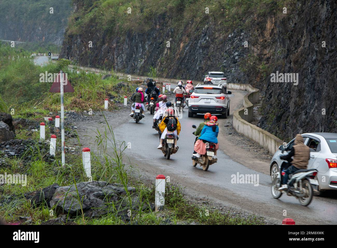 Yên Minh, Vietnam - 27 gennaio 2020: Gruppi di motociclisti locali in sella ad auto lungo il ventoso e remoto anello ha Giang Foto Stock