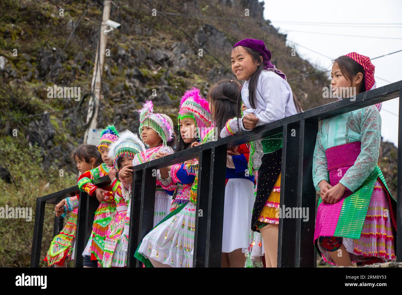 MÃ Pí Lèng, Vietnam - 28 gennaio 2020: Gruppo di ragazze Hmong con abiti tradizionali colorati per celebrare il Festival di Primavera lungo il percorso di ha Giang Foto Stock
