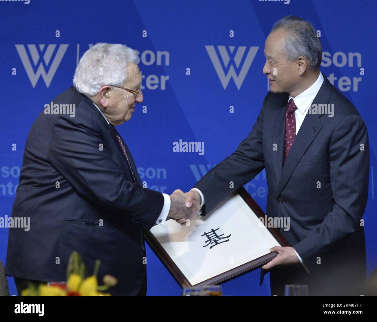 WASHINGTON, 29 aprile 2014 (Xinhua) -- l'ambasciatore cinese negli Stati Uniti cui Tiankai (R) e l'ex Segretario di Stato degli Stati Uniti Henry Kissinger stringono la mano durante una cerimonia di inaugurazione del nuovo logo del Kissinger Institute sulla Cina e gli Stati Uniti a Washington D.C., Stati Uniti, il 29 aprile 2014. (Xinhua/Bao dandan) (yc) US-CHINA-KISSINGER INSTITUTE PUBLICATIONxNOTxINxCHN Washington aprile 29 2014 XINHUA Ambasciatore cinese negli Stati Uniti cui Tiankai r ed ex Segretario di Stato degli Stati Uniti Henry Kissinger Shake mani durante la cerimonia di inaugurazione del nuovo emblema della Kissinge Foto Stock