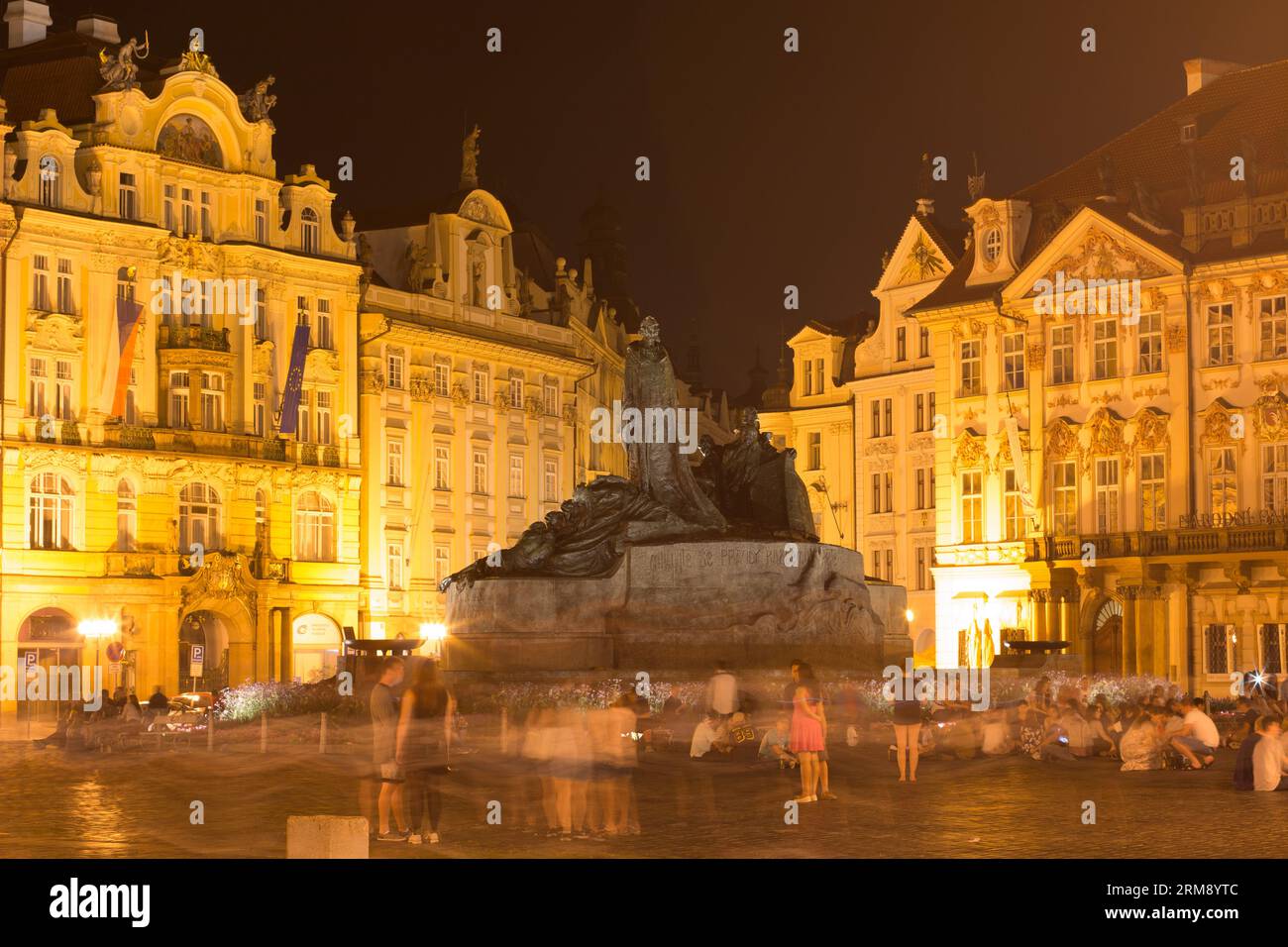 Praga, Repubblica Ceca - 25 luglio 2016: I turisti intorno al monumento di Jan Hus sulla Piazza della città Vecchia di notte, circondato da edifici illuminati Foto Stock