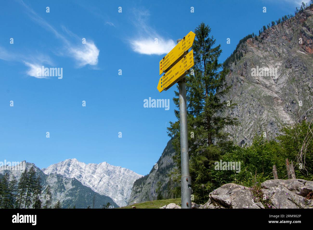 Schönau am Königssee, Germania - 14 luglio 2022: Cartelli che mostrano le distanze per le destinazioni escursionistiche nel Parco Nazionale Berchtesgaden a sud di Obersee Foto Stock