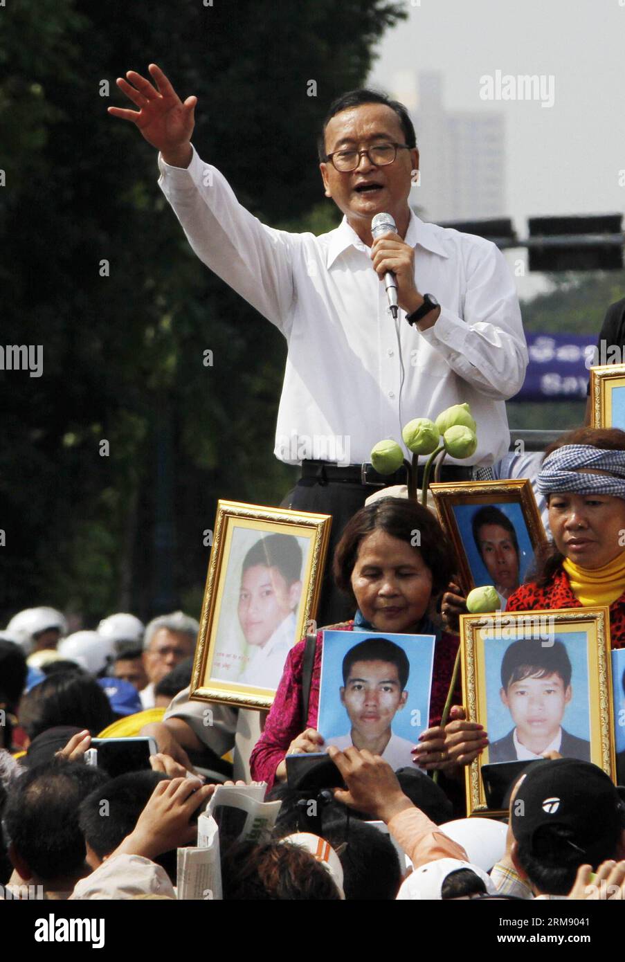 (140501) -- PHNOM PENH, 1 maggio 2014 (Xinhua) -- Sam Rainsy, presidente dell'opposizione Cambogia National Rescue Party, si rivolge ai suoi sostenitori a Phnom Penh, Cambogia, 1 maggio 2014. Centinaia di lavoratori cambogiani dell'abbigliamento, rappresentanti sindacali e attivisti del partito di opposizione hanno celebrato qui giovedì mattina la 128a giornata internazionale del lavoro in mezzo a una stretta sicurezza, sfidando il divieto del governo di raccogliere e marciare in pubblico. (Xinhua/Sovannara) CAMBOGIA-PHNOM PENH-OPPOSIZIONE PUBLICATIONxNOTxINxCHN Phnom Penh 1 maggio 2014 XINHUA Sat Rainsy Presidente della parte di salvataggio nazionale della Cambogia dell'opposizione Foto Stock