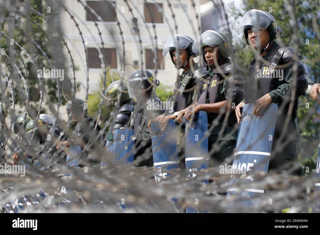 (140501) -- PHNOM PENH, 1 maggio 2014 (Xinhua) -- i fili e le barricate del rasoio sono schierati intorno a Freedom Park, il sito di protesta designato a Phnom Penh, Cambogia, 1 maggio 2014. Centinaia di lavoratori cambogiani dell'abbigliamento, rappresentanti sindacali e attivisti del partito di opposizione hanno celebrato qui giovedì mattina la 128a giornata internazionale del lavoro in mezzo a una stretta sicurezza, sfidando il divieto del governo di raccogliere e marciare in pubblico. (Xinhua/Sovannara) CAMBOGIA-PHNOM PENH-OPPORTUNITY PUBLICATIONxNOTxINxCHN Phnom Penh 1° maggio 2014 XINHUA Razor fili e barricate sono dispiegati intorno al Freedom Park il P designato Foto Stock