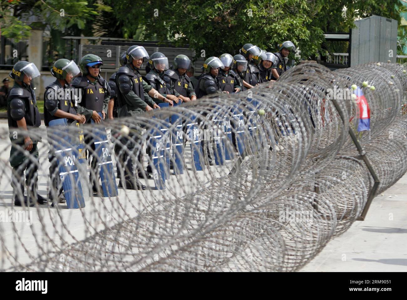(140501) -- PHNOM PENH, 1 maggio 2014 (Xinhua) -- i fili e le barricate del rasoio sono schierati intorno a Freedom Park, il sito di protesta designato a Phnom Penh, Cambogia, 1 maggio 2014. Centinaia di lavoratori cambogiani dell'abbigliamento, rappresentanti sindacali e attivisti del partito di opposizione hanno celebrato qui giovedì mattina la 128a giornata internazionale del lavoro in mezzo a una stretta sicurezza, sfidando il divieto del governo di raccogliere e marciare in pubblico. (Xinhua/Sovannara) CAMBOGIA-PHNOM PENH-OPPORTUNITY PUBLICATIONxNOTxINxCHN Phnom Penh 1° maggio 2014 XINHUA Razor fili e barricate sono dispiegati intorno al Freedom Park il P designato Foto Stock