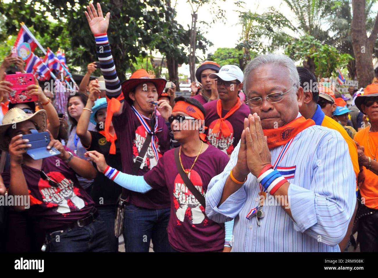 (140501) -- BANGKOK, 1 maggio 2014 (Xinhua) -- il leader della protesta anti-governativa Suthep Thaugsuban (R) partecipa a una manifestazione con i sostenitori davanti alla camera del Parlamento a Bangkok, Thailandia, il 1° maggio 2014. I lavoratori thailandesi si sono riuniti in occasione della giornata internazionale del lavoro, chiedendo al governo di migliorare gli standard del loro lavoro e le condizioni di vita. (Xinhua/Rachen Sageamsak) THAILANDIA-BANGKOK-LABOR DAY-RALLY PUBLICATIONxNOTxINxCHN Bangkok 1 maggio 2014 il leader della protesta anti-governativa di XINHUA Suthep Thaugsuban r partecipa a un raduno con i sostenitori di fronte al Parlamento a Bangkok paese thailandese 1 maggio 201 Foto Stock