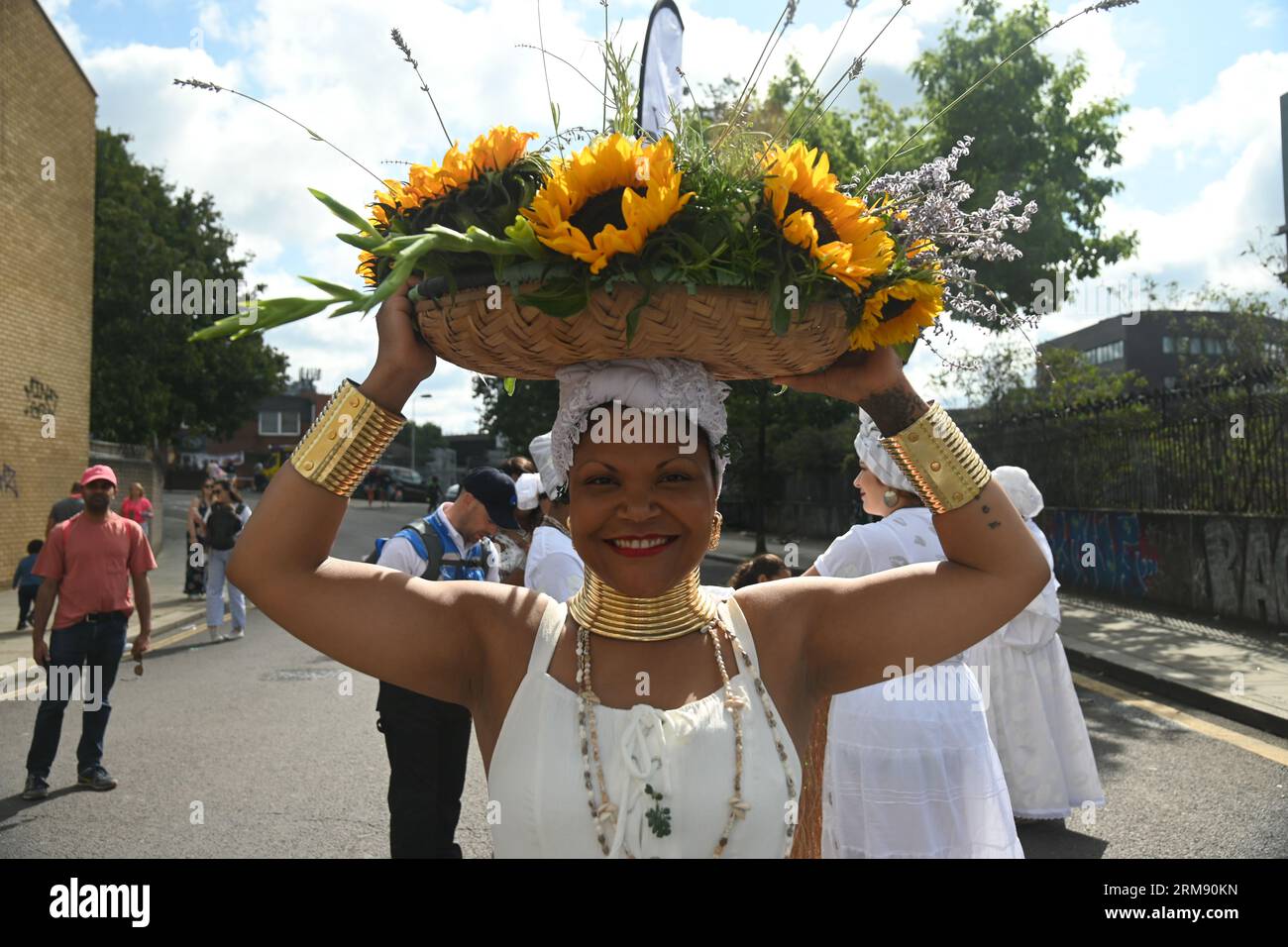 Londra, Regno Unito. Il 29 2023 agosto, il Carnevale di Notting Hill 2022 elaborati carri allegorici e artisti in costume si snodano per le strade durante la sfilata di carnevale, ballano al suono delle bande d'acciaio e della musica calypso, e visita le allettanti bancarelle di cibo lungo il percorso e una comunità molto tranquilla per tutti da godere. Credito: Vedere li/Picture Capital/Alamy Live News Foto Stock
