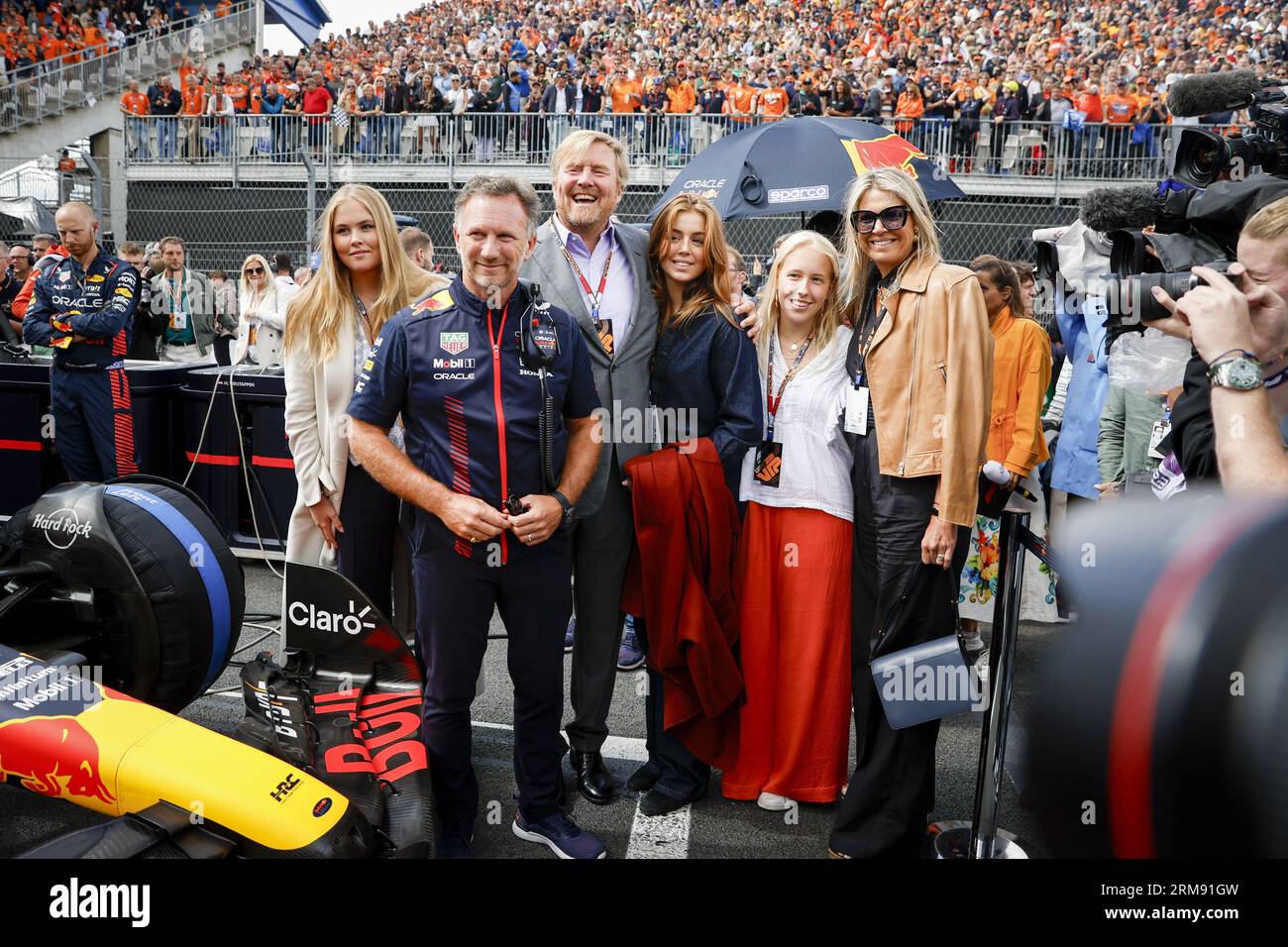 ZANDVOORT - Christian Horner (Team Principal Red Bull Racing) con (VLNR) Princess Amalia, King Willem-Alexander, Princess Alexia e Queen Maxima in griglia davanti al Gran Premio di F1 dei Paesi Bassi sul circuito di Zandvoort il 27 agosto 2023 a Zandvoort, Paesi Bassi. ANP REMKO DE WAAL netherlands Out - belgium Out Credit: ANP/Alamy Live News Foto Stock