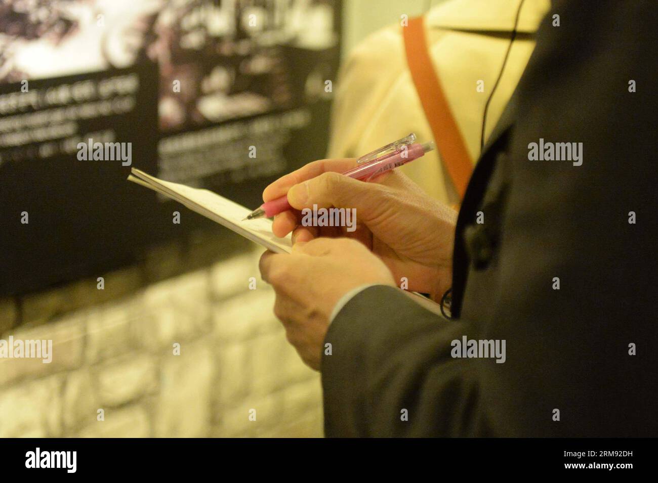 (140504) -- HARBIN, 4 maggio 2014 (Xinhua) -- Un membro di una delegazione medica giapponese prende nota mentre visita un museo dell'unità 731 a Harbin, capitale della provincia di Heilongjiang della Cina nordorientale, 4 maggio 2014. Una delegazione medica giapponese ha visitato il sito dell'unità 731, una squadra di ricerca giapponese sulla guerra biologica e chimica durante la seconda guerra mondiale, domenica ad Harbin. La visita aveva lo scopo di indagare sui crimini di guerra medici giapponesi durante la seconda guerra mondiale. Takeshi Yoshinaka, direttore del Kyoto min-iren Chuo Hospital e membro della delegazione, ha detto che i crimini di guerra dell'unità 731 come la guerra dei germi dovrebbero essere ammessi da Foto Stock