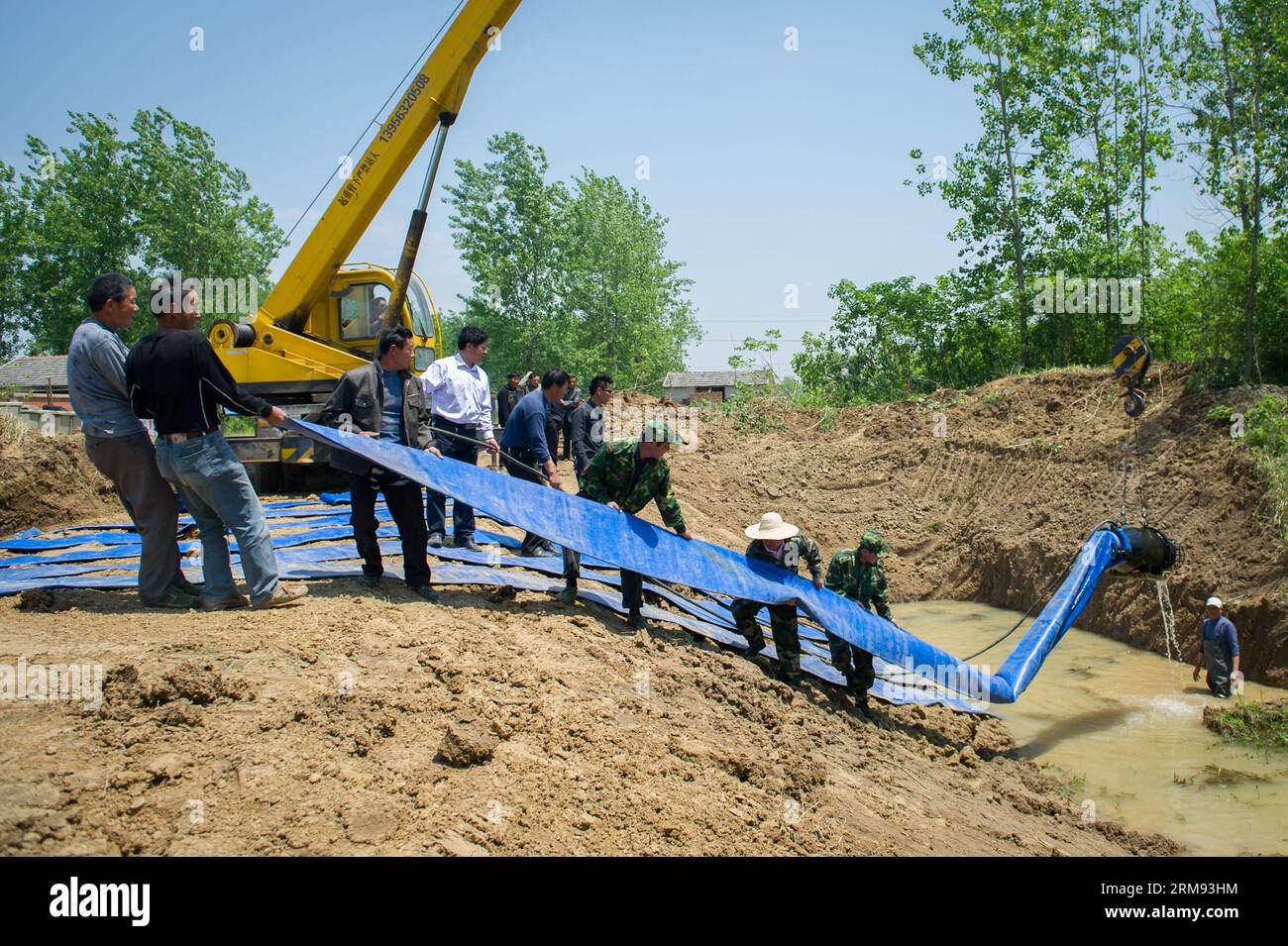 (140506) -- TIANCHANG, 6 maggio 2014 (Xinhua) -- i lavoratori cercano di sollevare una pompa d'acqua mobile nella città di Datong, nella provincia di Anhui nella Cina orientale, 6 maggio 2014. I lavoratori della State Grid Corporation hanno revisionato gratuitamente la rete elettrica per garantire l'irrigazione delle colture. (Xinhua/Du Yu) (lfj) CHINA-ANHUI-TIANCHANG-IRRIGATION (CN) PUBLICATIONxNOTxINxCHN Tian Chang 6 maggio 2014 i lavoratori di XINHUA cercano di sollevare una pompa per acqua mobile a Datong città di Tian Chang provincia di Anhui della Cina orientale 6 maggio 2014 lavoratori della State Grid Corporation qui revisionato la rete elettrica gratuitamente per garantire l'irrigazione del raccolto XINHUA te Foto Stock