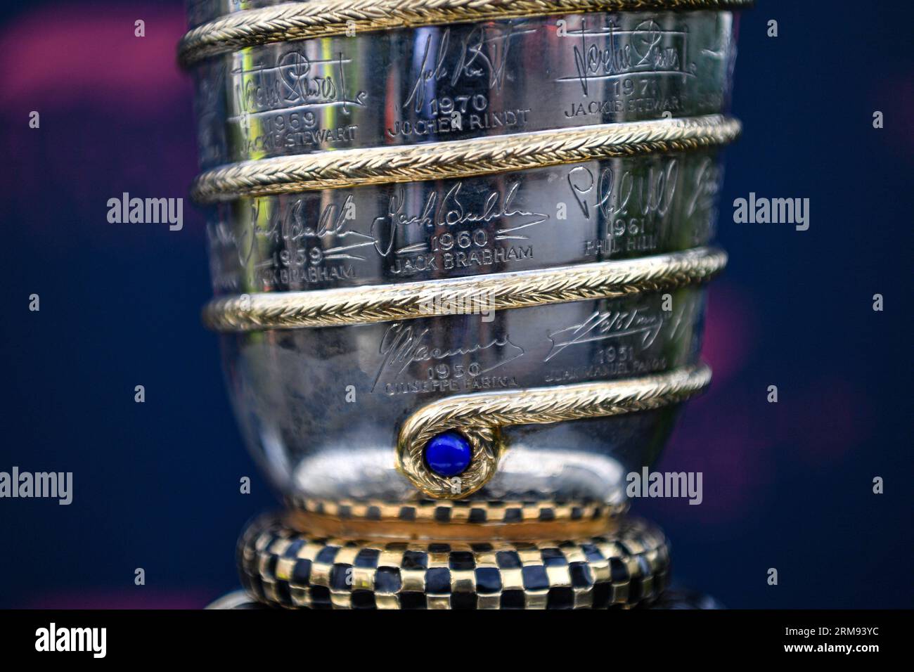 27 agosto 2023; Circuit Zandvoort, Zandvoort, Olanda settentrionale, Paesi Bassi; formula 1 Heineken Dutch Grand Prix 2023; Race Day; firma del primo campione del mondo di F1 Guiseppe Farina tra i tanti nomi famosi credito: Action Plus Sports Images/Alamy Live News Foto Stock