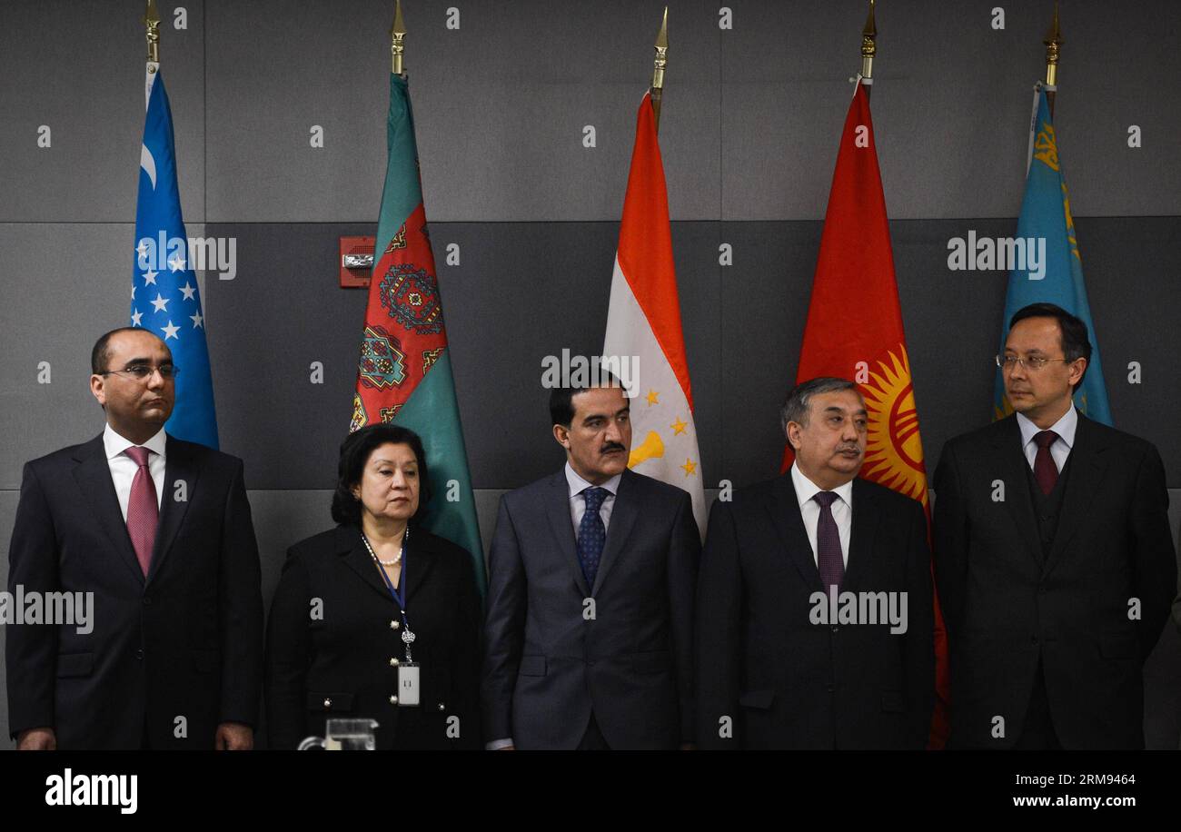(140507) -- NAZIONI UNITE, 7 maggio 2014 (Xinhua) -- rappresentanti di Uzbekistan, Turkmenistan, Tagikistan, Kirghizistan e Kazakistan partecipano alla cerimonia di firma del protocollo del trattato su una zona libera da armi nucleari in Asia centrale presso la sede delle Nazioni Unite a New York, negli Stati Uniti, il 6 maggio 2014. Martedì mattina, le cinque potenze nucleari mondiali, che sono anche i cinque membri permanenti del Consiglio di sicurezza delle Nazioni Unite - Cina, Francia, Russia, Regno Unito e Stati Uniti - hanno firmato il protocollo con i cinque paesi dell'Asia centrale presso la sede delle Nazioni Unite. (Xinhua/Niu Xiaole Foto Stock