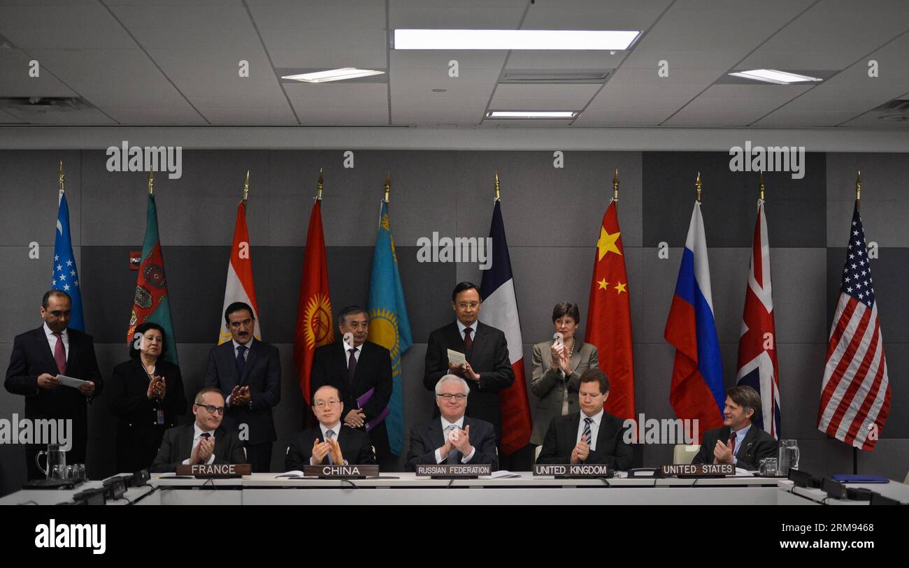 (140507) -- NAZIONI UNITE, 7 maggio 2014 (Xinhua) -- i partecipanti applaudono per la firma del protocollo del trattato su una zona libera da armi nucleari in Asia centrale presso la sede delle Nazioni Unite a New York, Stati Uniti, 6 maggio 2014. Martedì mattina, le cinque potenze nucleari mondiali, che sono anche i cinque membri permanenti del Consiglio di sicurezza delle Nazioni Unite - Cina, Francia, Russia, Regno Unito e Stati Uniti - hanno firmato il protocollo con i cinque paesi dell'Asia centrale presso la sede delle Nazioni Unite. (Xinhua/Niu Xiaolei) (srb) TRATTATO ONU-NEW YORK-NUCLEAR-FREE PUBLICATIONxNOTxINxCHN United nati Foto Stock