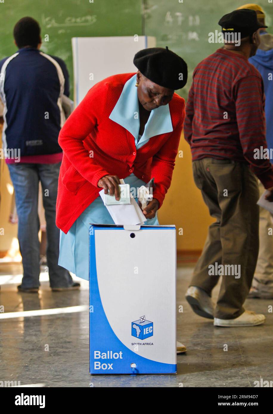 (140507) -- JOHANNESBURG, 7 maggio 2014 (Xinhua) -- Un votante pronuncia il suo voto in un collegio elettorale a Johannesburg, Sud Africa, 7 maggio 2014. Mercoledì il Sudafrica ha dato il via alle elezioni generali, che sono le prime nel periodo post-Mandela. Secondo la Commissione elettorale indipendente, più di 25 milioni di elettori ammissibili sono stati registrati per votare. (Xinhua/li Jing) SUD AFRICA-ELEZIONI-VOTO PUBLICATIONxNOTxINxCHN Johannesburg 7 maggio 2014 XINHUA un Voter pronuncia il suo voto IN una stazione di polling a Johannesburg Sud Africa 7 maggio 2014 il Sudafrica mercoledì ha dato il via al suo Gener Foto Stock