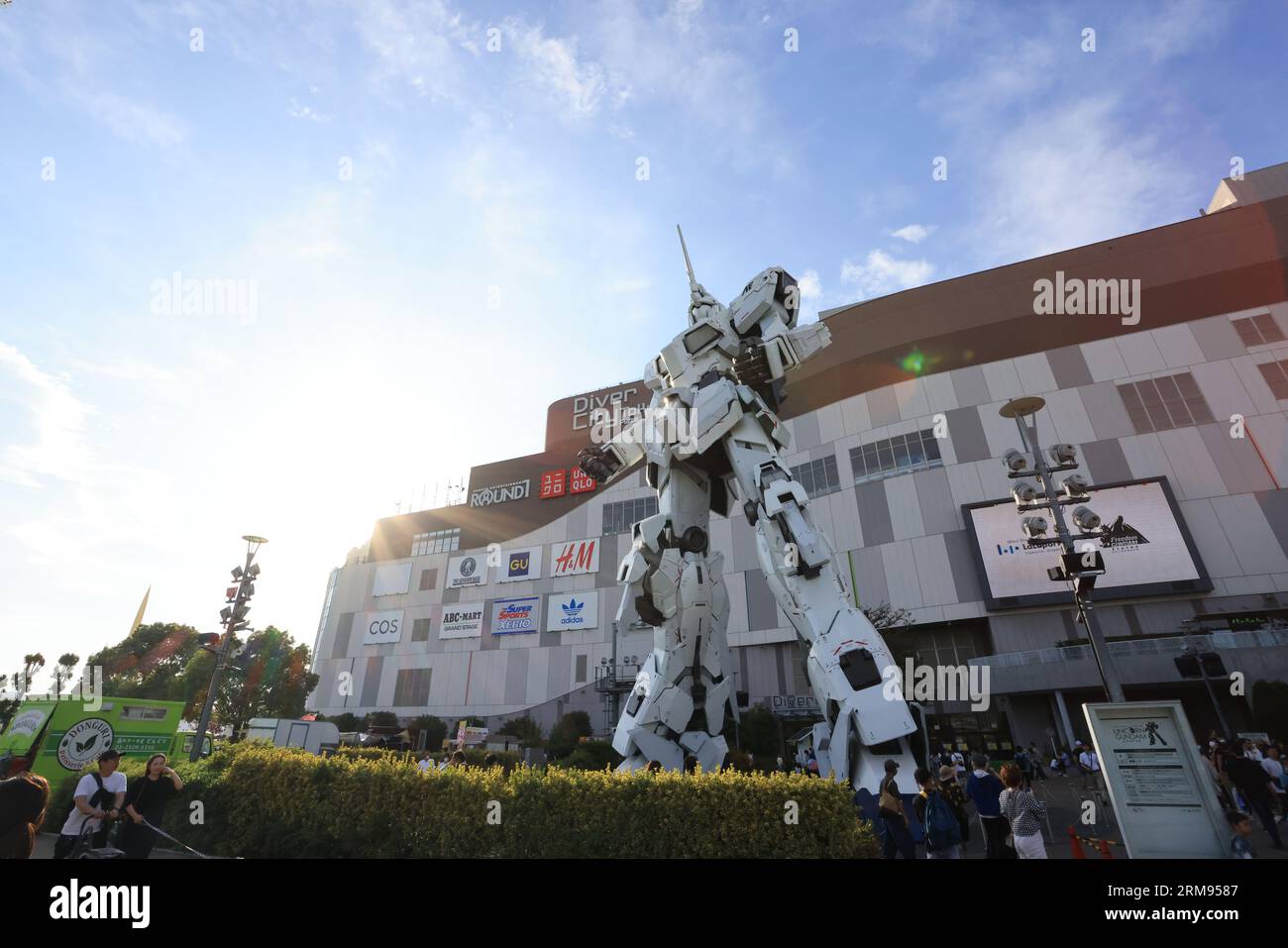 Tokyo 5 maggio 2023: Mostra della statua di RX-0 Unicorn Gundam all'esterno del DiverCity Tokyo Plaza di Odaiba nel parco sul mare di Odaiba Foto Stock