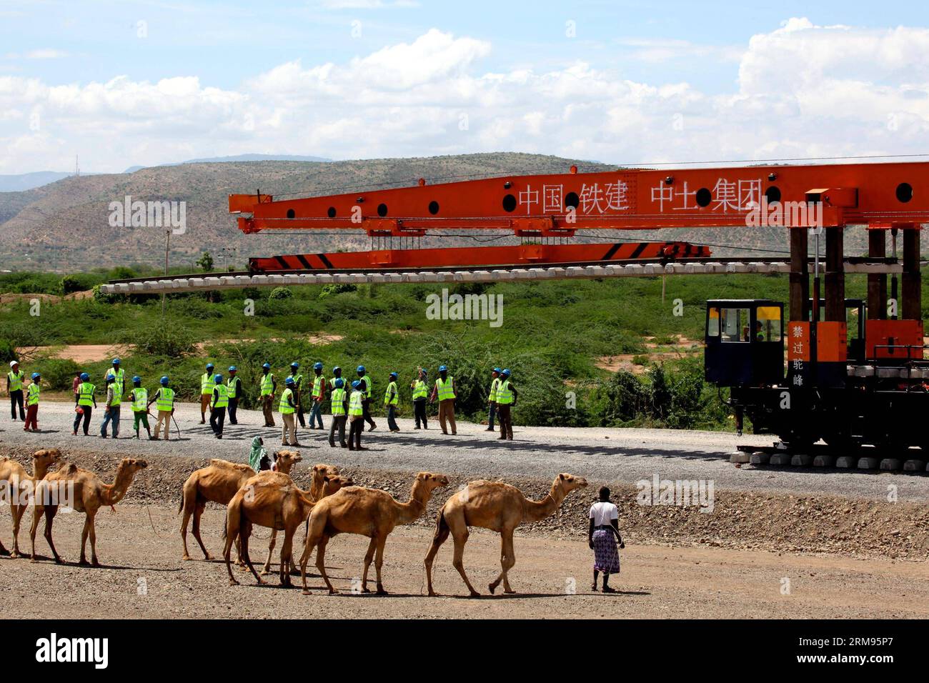DIRE DAWA, 8 maggio 2014 (Xinhua) -- la gente lavora nel cantiere della ferrovia elettrica a dire Dawa, in Etiopia, il 27 aprile 2014. La prima ferrovia elettrica d'oltremare costruita secondo gli standard cinesi iniziò ad avere i suoi binari posati a dire Dawa, in Etiopia, l'8 maggio 2014. La ferrovia, che si estenderà per 740 chilometri collegando la capitale etiope Addis Abeba con la capitale Gibuti, dovrebbe essere completata entro la fine del 2015, con un investimento totale di 4 miliardi di dollari. (Xinhua/Liu Yu) (ql) ETHIOPIA-DIRE DAWA-ELECTRIC RAILWAY PUBLICATIONxNOTxINxCHN DIRE Dawa 8 maggio 2014 XINHUA Foto Stock