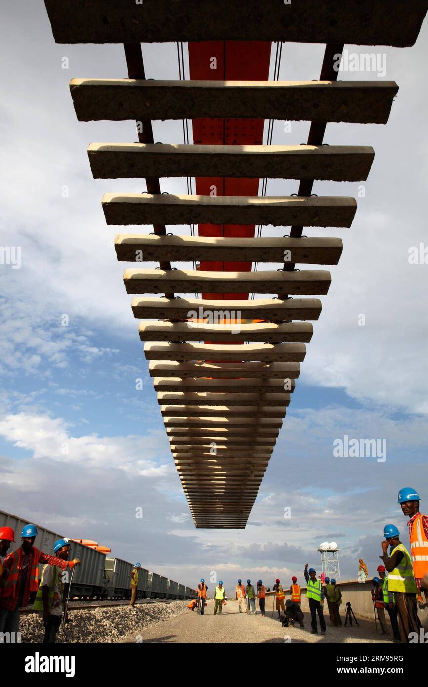 DIRE DAWA, 8 maggio 2014 (Xinhua) -- la gente lavora nel cantiere della ferrovia elettrica a dire Dawa, in Etiopia, il 27 aprile 2014. La prima ferrovia elettrica d'oltremare costruita secondo gli standard cinesi iniziò ad avere i suoi binari posati a dire Dawa, in Etiopia, l'8 maggio 2014. La ferrovia, che si estenderà per 740 chilometri collegando la capitale etiope Addis Abeba con la capitale Gibuti, dovrebbe essere completata entro la fine del 2015, con un investimento totale di 4 miliardi di dollari. (Xinhua/Liu Yu) (ql) ETHIOPIA-DIRE DAWA-ELECTRIC RAILWAY PUBLICATIONxNOTxINxCHN DIRE Dawa 8 maggio 2014 XINHUA Foto Stock