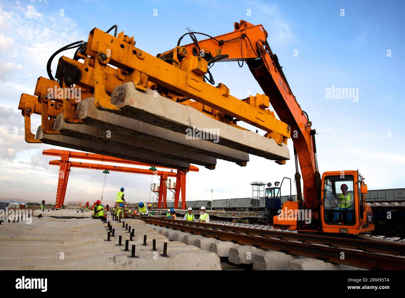 DIRE DAWA, 8 maggio 2014 (Xinhua) -- la gente lavora nel cantiere della ferrovia elettrica a dire Dawa, in Etiopia, il 27 aprile 2014. La prima ferrovia elettrica d'oltremare costruita secondo gli standard cinesi iniziò ad avere i suoi binari posati a dire Dawa, in Etiopia, l'8 maggio 2014. La ferrovia, che si estenderà per 740 chilometri collegando la capitale etiope Addis Abeba con la capitale Gibuti, dovrebbe essere completata entro la fine del 2015, con un investimento totale di 4 miliardi di dollari. (Xinhua/Liu Yu) (ql) ETHIOPIA-DIRE DAWA-ELECTRIC RAILWAY PUBLICATIONxNOTxINxCHN DIRE Dawa 8 maggio 2014 XINHUA Foto Stock