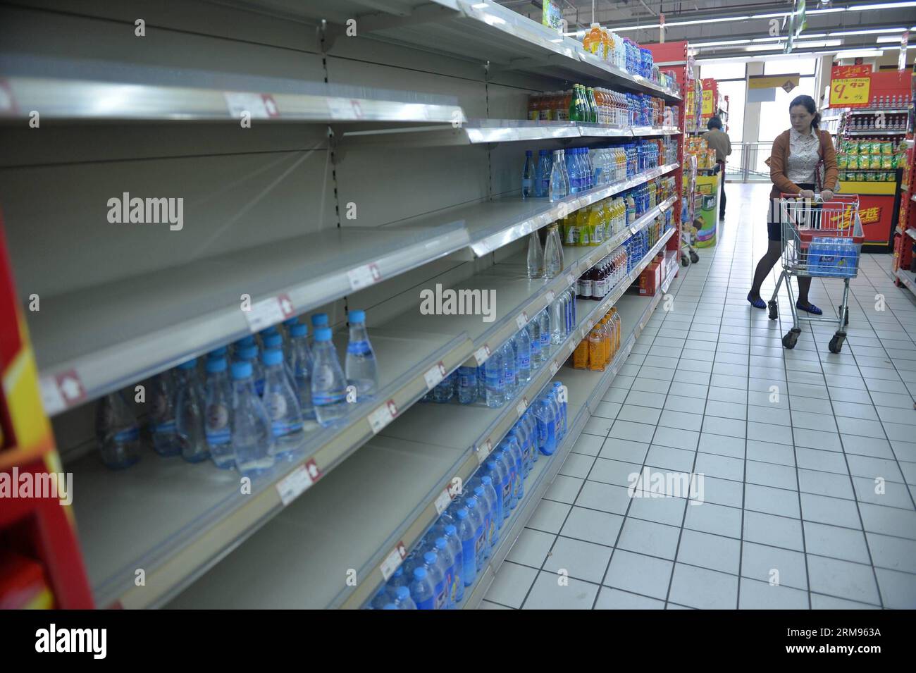 (140509) -- JINGJIANG, 9 maggio 2014 (Xinhua) -- Un residente acquista acqua potabile in bottiglia in un supermercato nella città di Jingjiang, nella provincia di Jiangsu della Cina orientale, 9 maggio 2014. L’approvvigionamento idrico a Jingjiang è ripreso venerdì dopo che, secondo le autorità locali, è stata riscontrata una qualità anomala dell’acqua nella fonte d’acqua del fiume Yangtze. La città ha iniziato l'approvvigionamento idrico di riserva alle 16:40, secondo il dipartimento pubblicitario della città. (Xinhua/Shen Peng) (wf) FOCUS CHINA-JIANGSU-JINGJIANG-WATER SUPPLY-RESUMPTION (CN) PUBLICATIONxNOTxINxCHN 140509 Jingjiang 9 maggio 2014 XINHUA A a Resident acquista W imbottigliato potabile Foto Stock