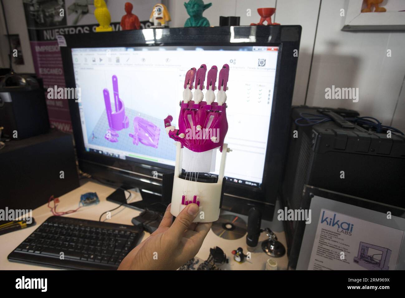 Rodrigo Perez Weiss, proprietario del 3D LAB fab&Cafe, mostra un'ortopedica fatta a mano da una stampante 3D nel 3D LAB fab&Cafe di Buenos Aires, capitale dell'Argentina, il 9 maggio 2014. Il LABORATORIO 3D fab&caf¨¦ è un caffè e uno spazio di lavoro cooperativo che offre macchine per stampanti 3D ai clienti. (Xinhua/Martin Zabala)(zhf) ARGENTINA-BUENOS AIRES-TECNOLOGIA-STAMPA 3D PUBLICATIONxNOTxINxCHN Rodrigo Perez bianco proprietario del laboratorio 3D mostra a ortopedico fatto a mano da una stampante 3D nel laboratorio 3D di Buenos Aires capitale dell'Argentina 9 maggio 2014 il laboratorio 3D È un caffè e un lavoro COOPERATIVO Space Thatcher OFFRE stampa 3D. Foto Stock