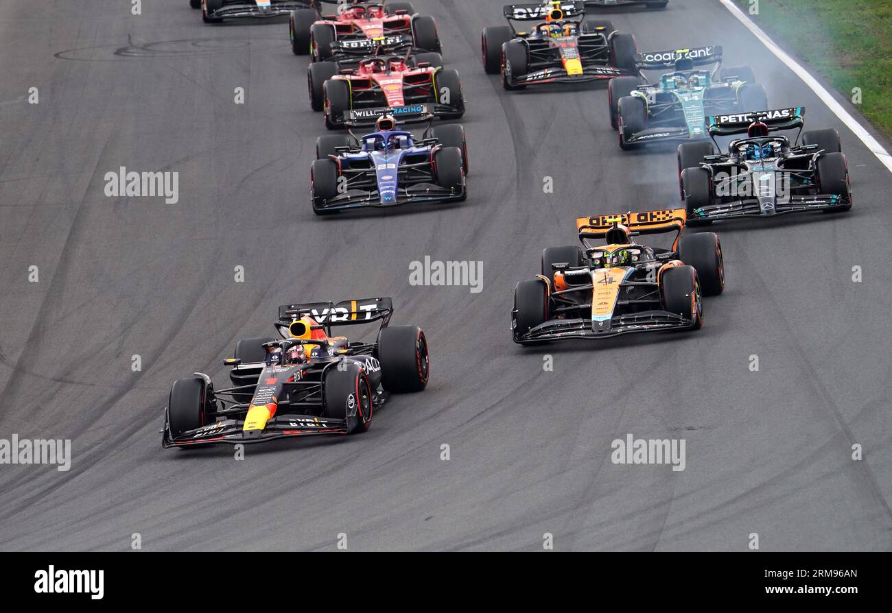 Max Verstappen della Red Bull Racing conduce alla prima curva al primo giro del Gran Premio dei Paesi Bassi sul circuito CM.com di Zandvoort, Paesi Bassi. Data foto: Domenica 27 agosto 2023. Foto Stock