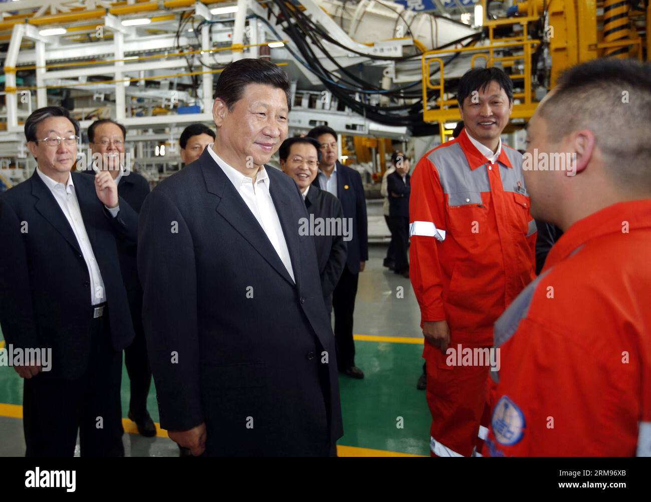 PECHINO, 9 maggio 2014 (Xinhua) -- il presidente cinese Xi Jinping (fronte L), anche segretario generale del Comitato centrale del Partito Comunista Cinese (CPC) e presidente della Commissione militare centrale, parla con un lavoratore in un negozio di assemblaggio di una macchina per perforazione di tunnel presso la China Railway Engineering Equipment Group CO., LTD. a Zhengzhou, capitale della provincia di Henan, 10 maggio 2014. XI ha fatto un tour di ispezione a Henan dal 9 al 10 maggio. (Xinhua/Ju Peng) (zkr) CHINA-HENAN-XI JINPING-INSPECTION TOUR(CN) PUBLICATIONxNOTxINxCHN Pechino 9 maggio 2014 XINHUA Presidente cinese Xi Jinping l Front Foto Stock