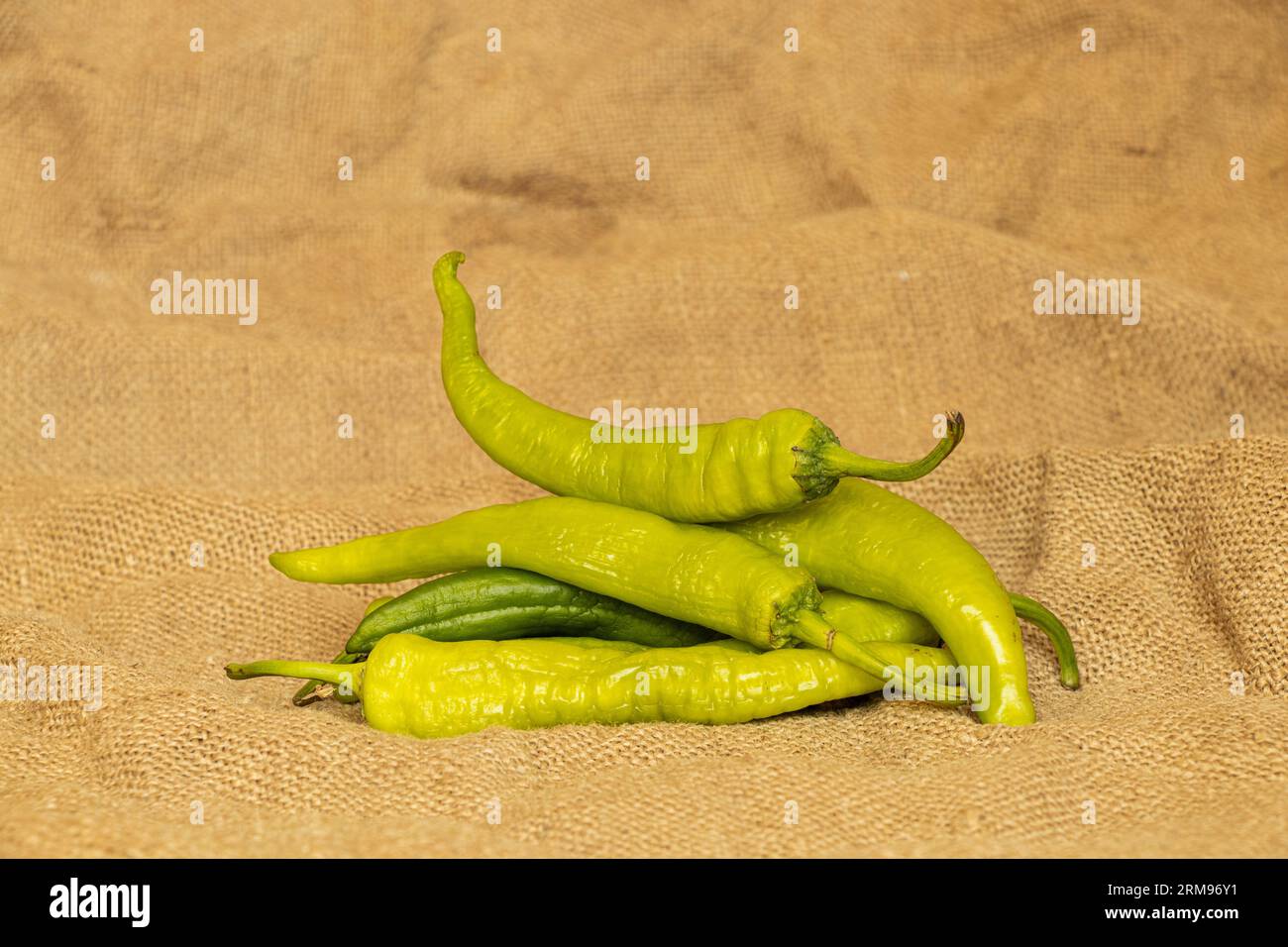 Il pepe verde caldo giace su un ravvicinato di una rara Foto Stock