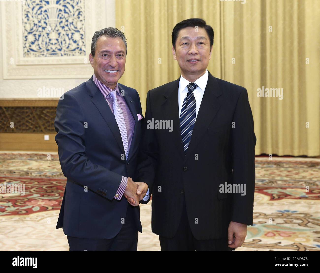 (140512) -- PECHINO, 12 maggio 2014 (Xinhua) -- il vicepresidente cinese li Yuanchao (R) incontra Faris Abouhamad, presidente della International Advertising Association (IAA), a Pechino, capitale della Cina, 12 maggio 2014. (Xinhua/Pang Xinglei) (zc) CHINA-BEIJING-li YUANCHAO-IAA CHAIRMAN-MEETING (CN) PUBLICATIONxNOTxINxCHN Pechino 12 maggio 2014 XINHUA il Vice Presidente cinese Left Yuan Chao r incontra Faris Presidente della International Advertising Association IAA a Pechino capitale della Cina 12 maggio 2014 XINHUA Pang Xinglei China Beijing Left Yuan Chao IAA Chairman Meeting CN PUBLICATIONNOTxINx Foto Stock